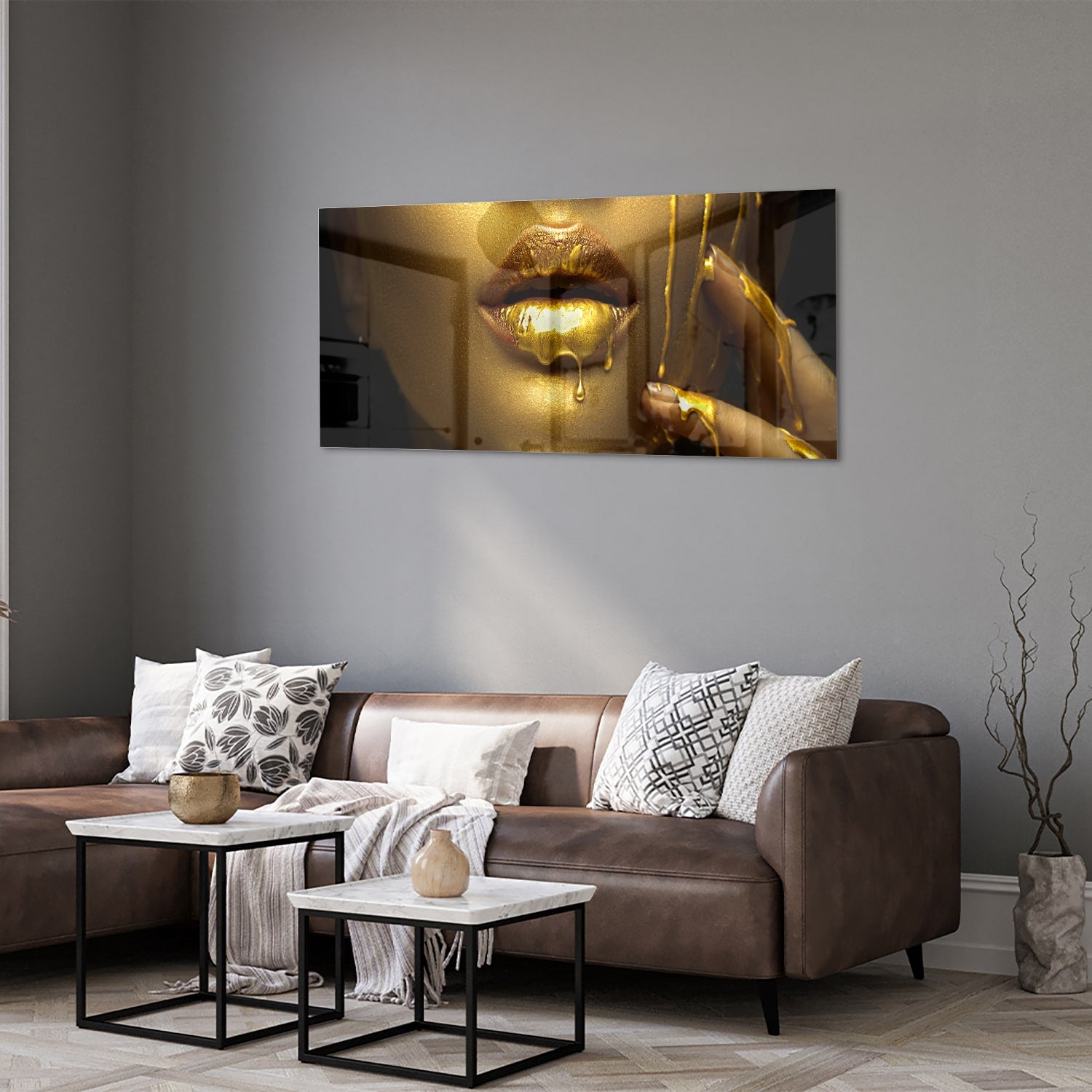 Gouden glazen schilderij van lippen met glanzende vloeistof op een muur.