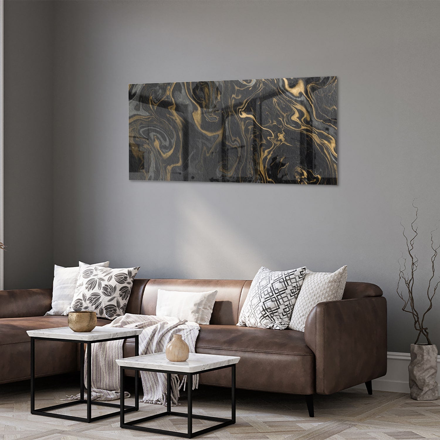 Zwart-gouden glazen schilderij met marmerachtige patronen aan de muur