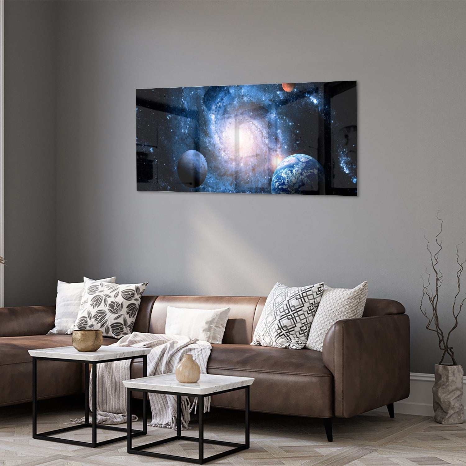 Glazen schilderij van het heelal met sterren en planeten, hangend aan de muur