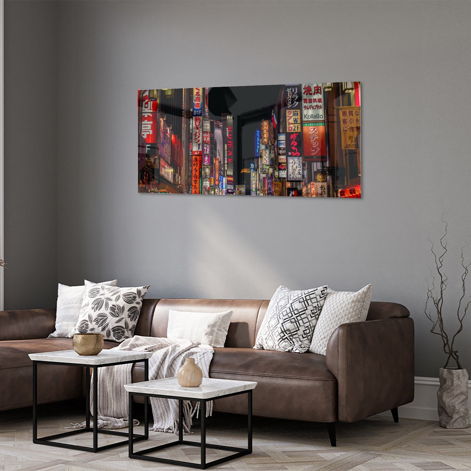 Glazen schilderij van een levendige stad met neonverlichting aan de muur in een moderne woonkamer.
