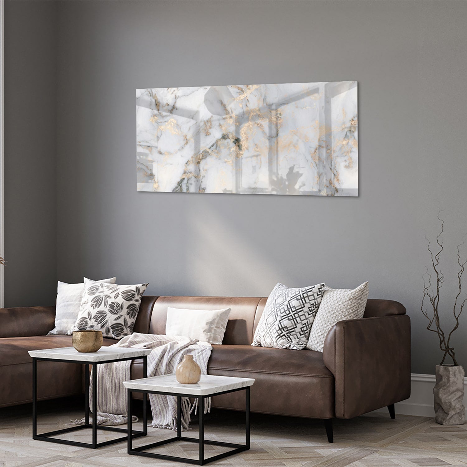 Glazen schilderij met marmerlook en gouden accenten aan de muur.