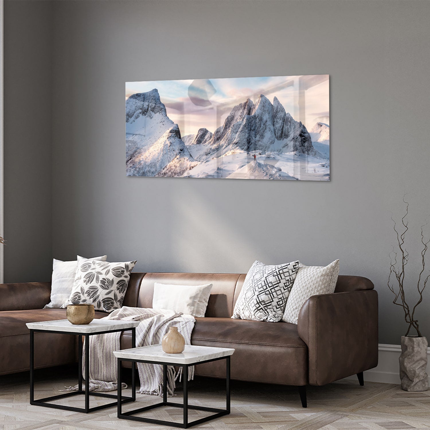 Glazen schilderij van besneeuwde bergen in een lichte woonkamer
