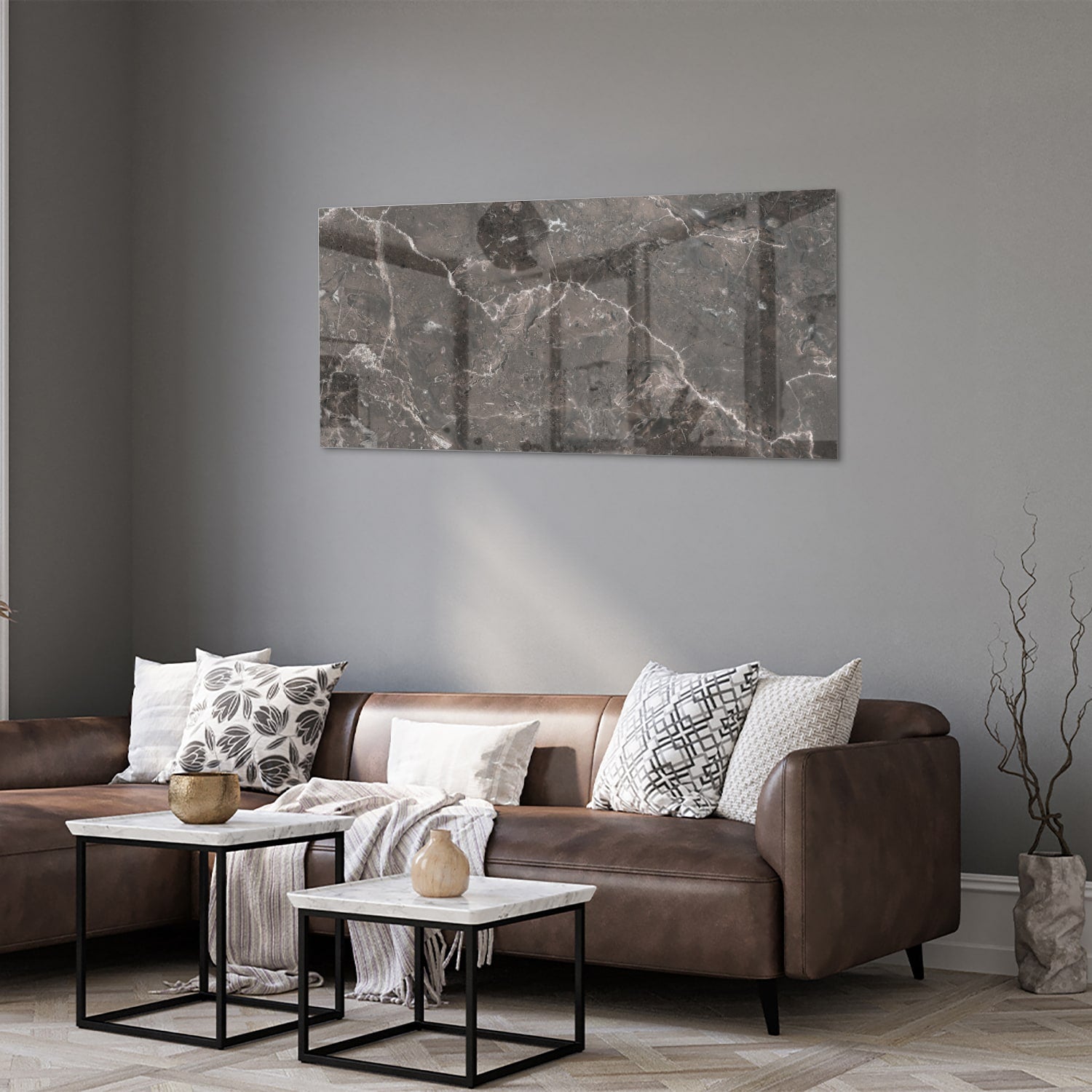 Glazen schilderij met marmerdesign in een moderne woonkamer