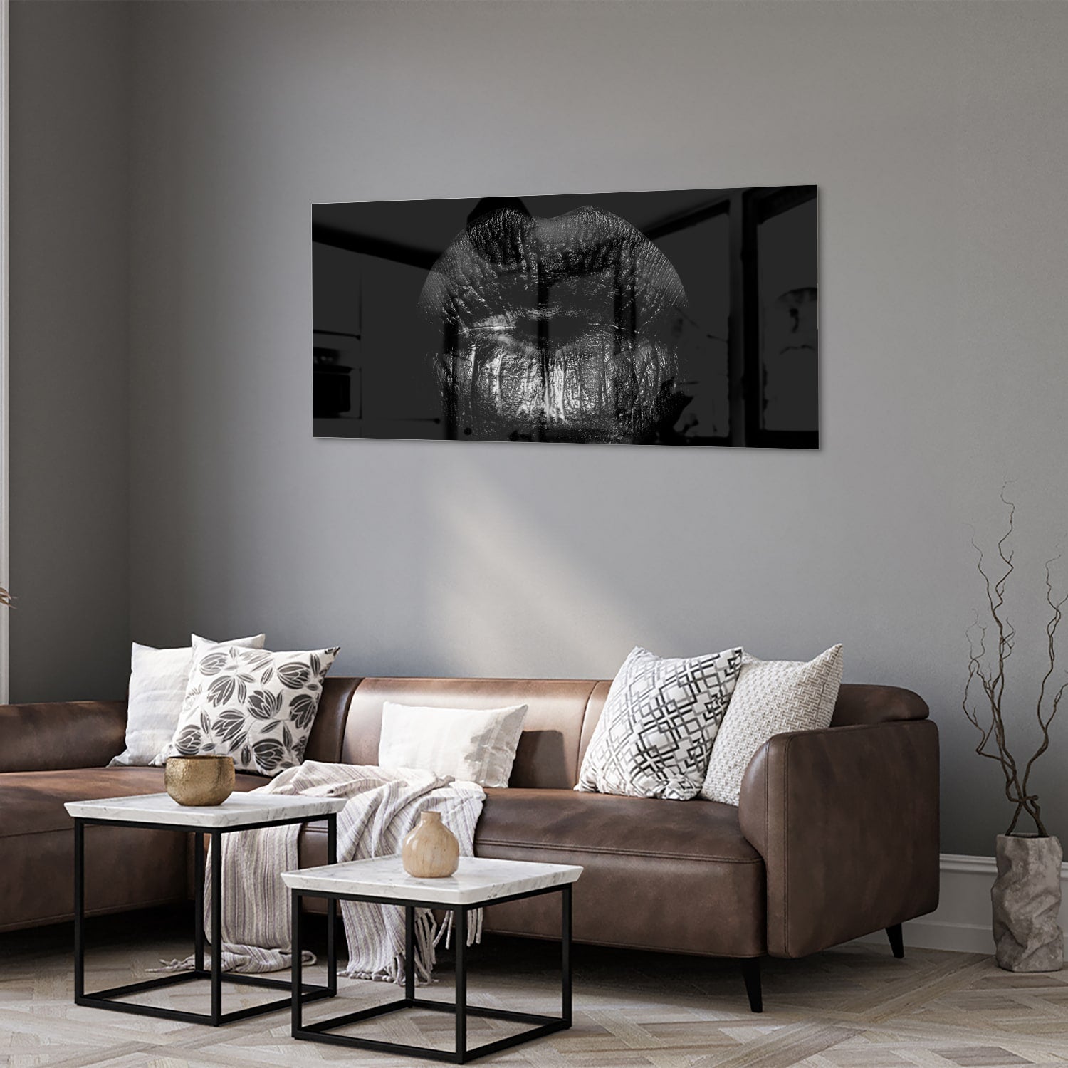 Zwart glazen schilderij met een artistieke lippenprint aan de muur.