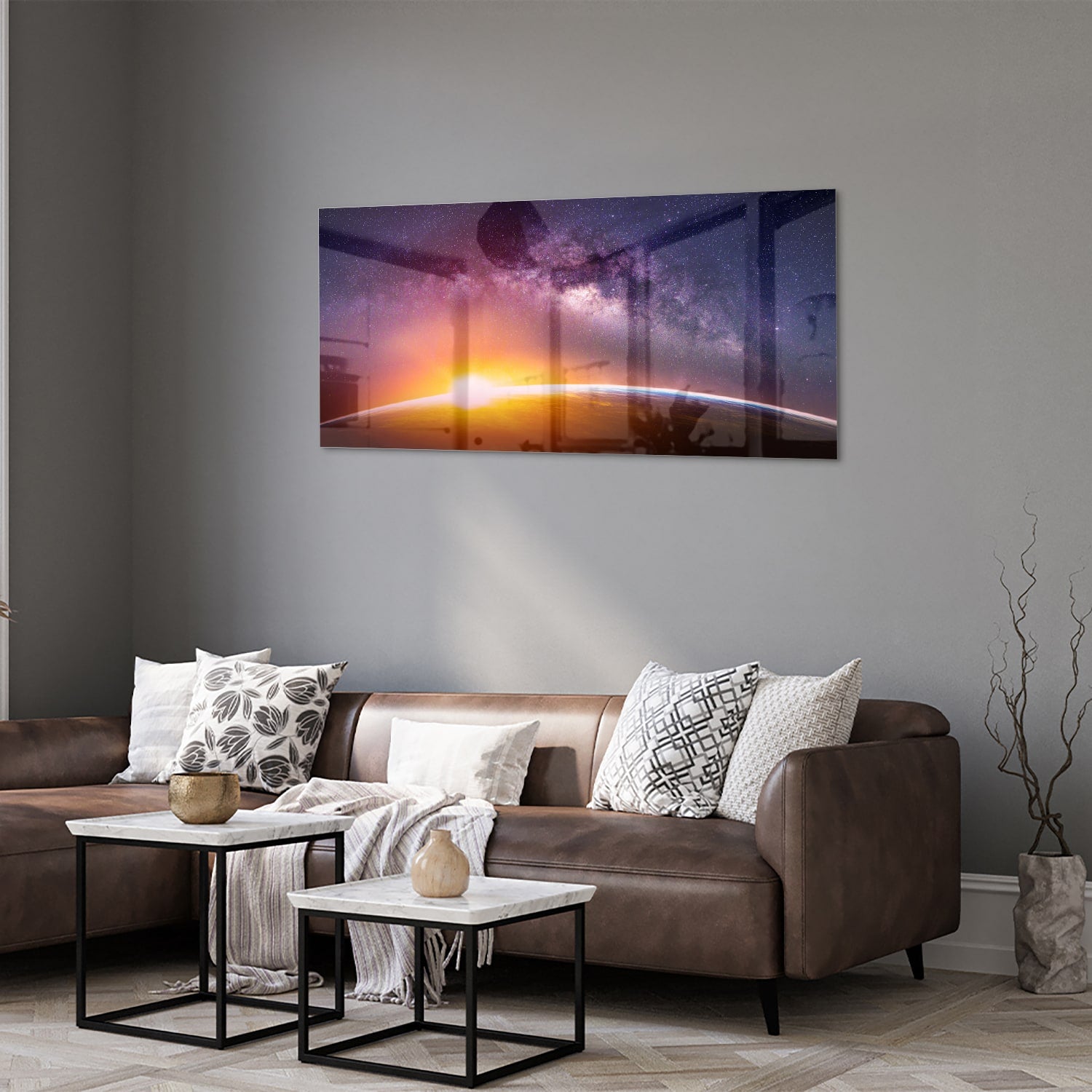 Glazen schilderij van een sterrenhemel met zonsondergang, hangt aan de muur in een stijlvolle woonkamer.