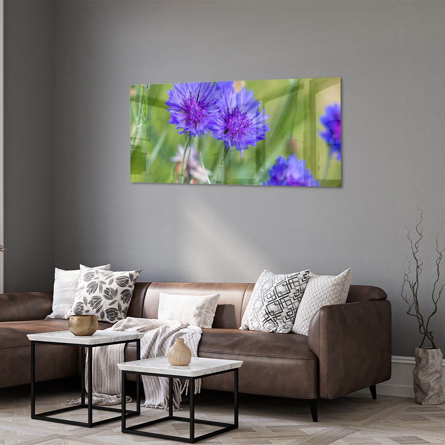Glazen schilderij met paarse bloemen in een moderne woonkamer.