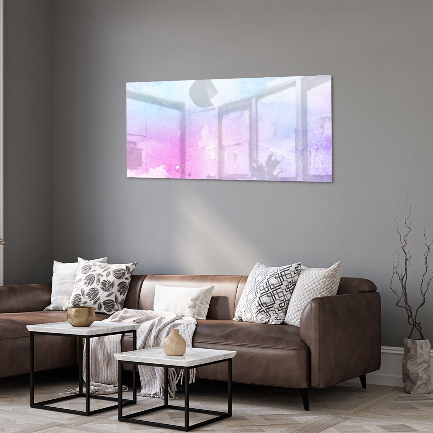 Abstract glazen schilderij met paarse en blauwe tinten aan de muur.