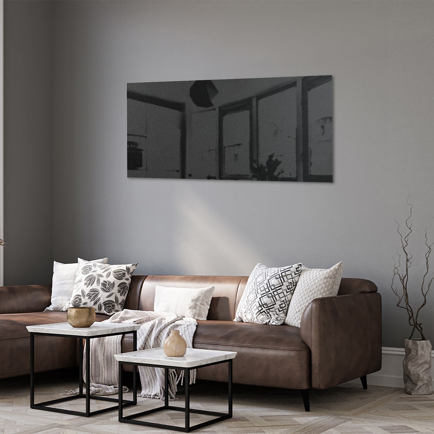 Zwart-glanzend glas schilderij aan een witte muur in een modern interieur.