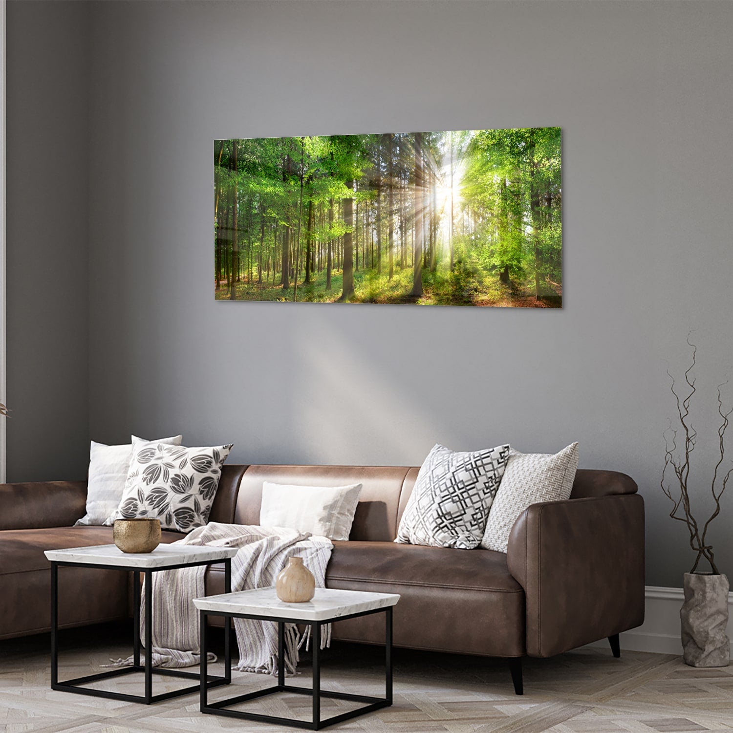 Glazen schilderij van een bos met zonnestralen op een muur.