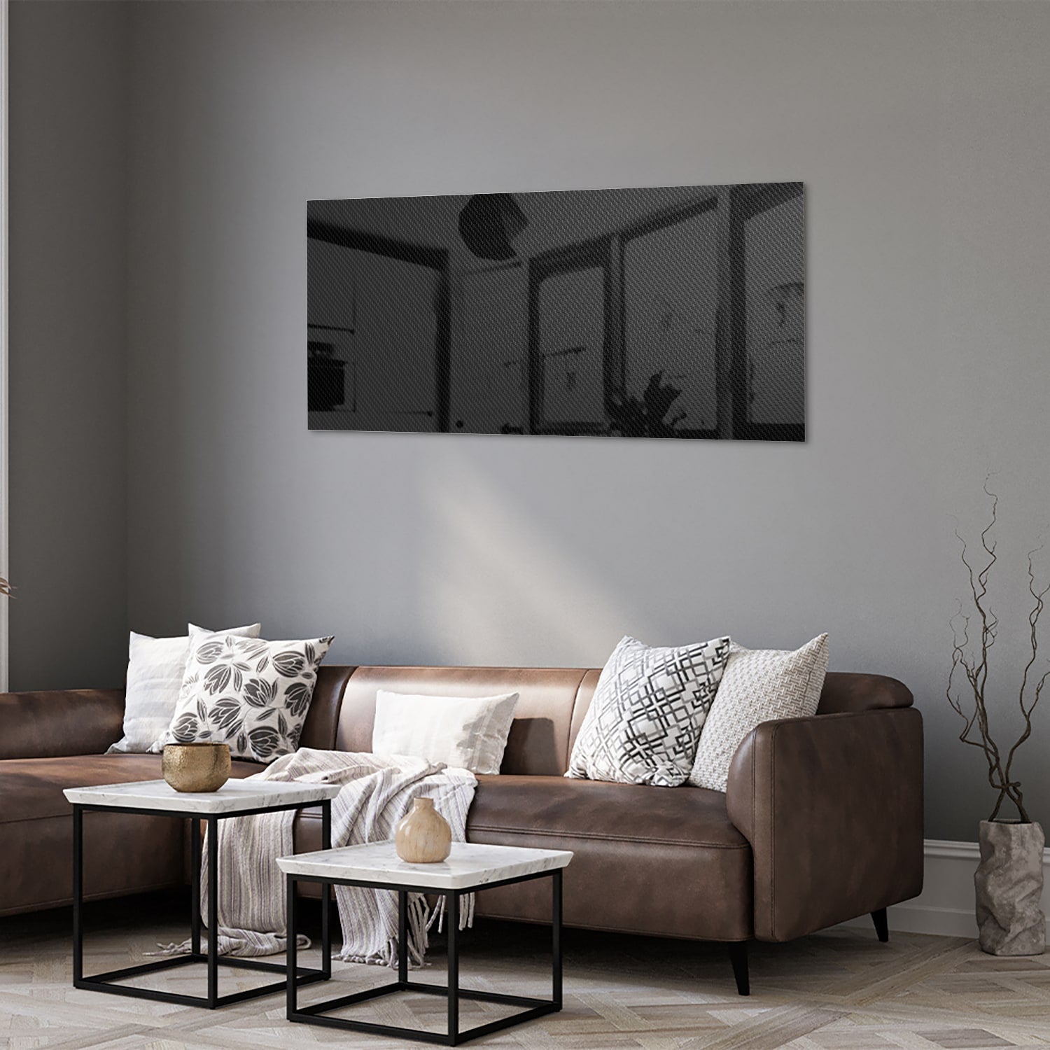 Zwart glazen schilderij hangt boven een houten console in een lichte woonkamer.