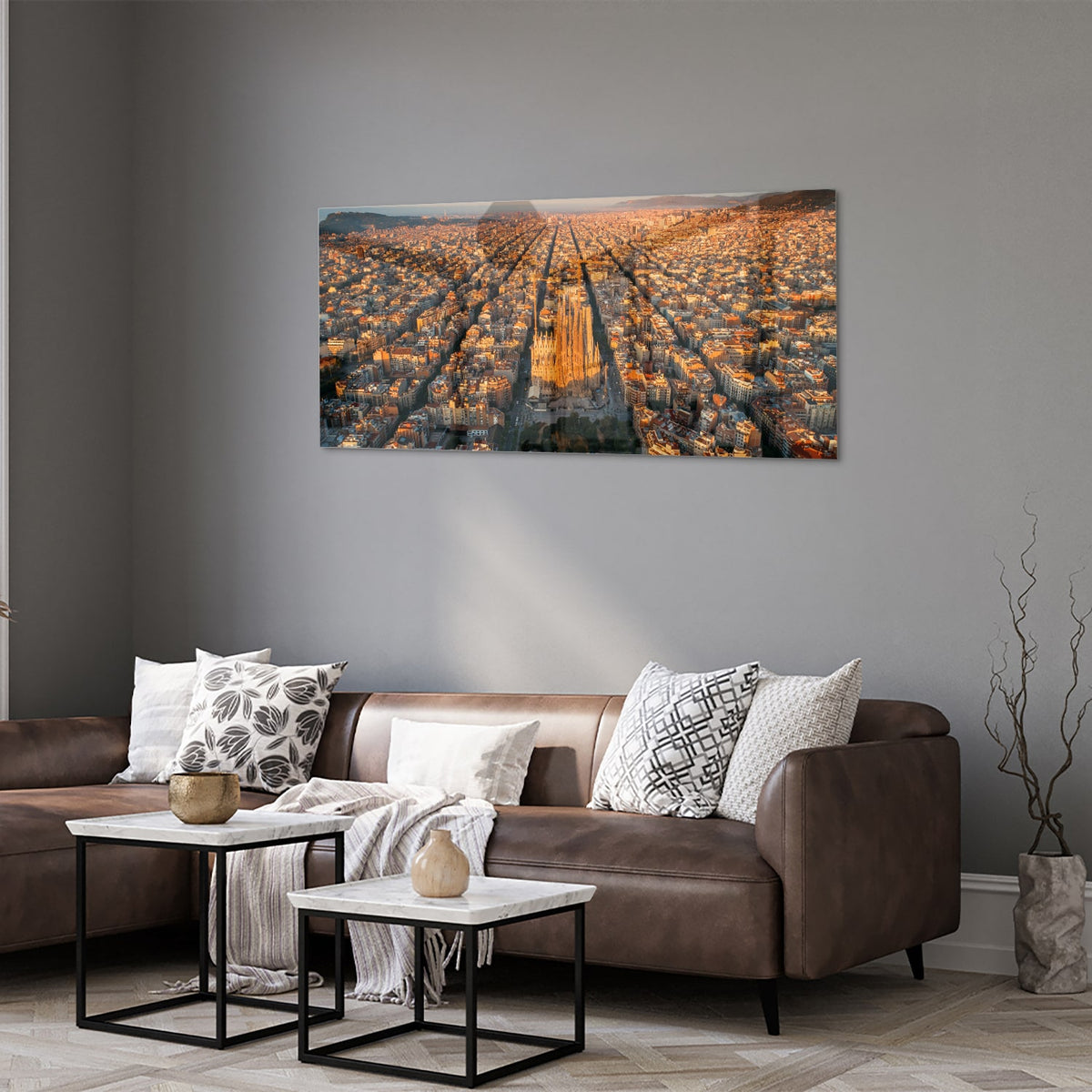 Glazen schilderij met uitzicht op een stad onder de zonsondergang