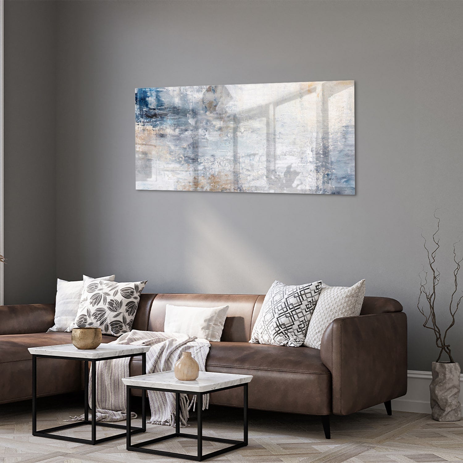 Abstract glazen schilderij met blauwe en neutrale tinten in woonkamer