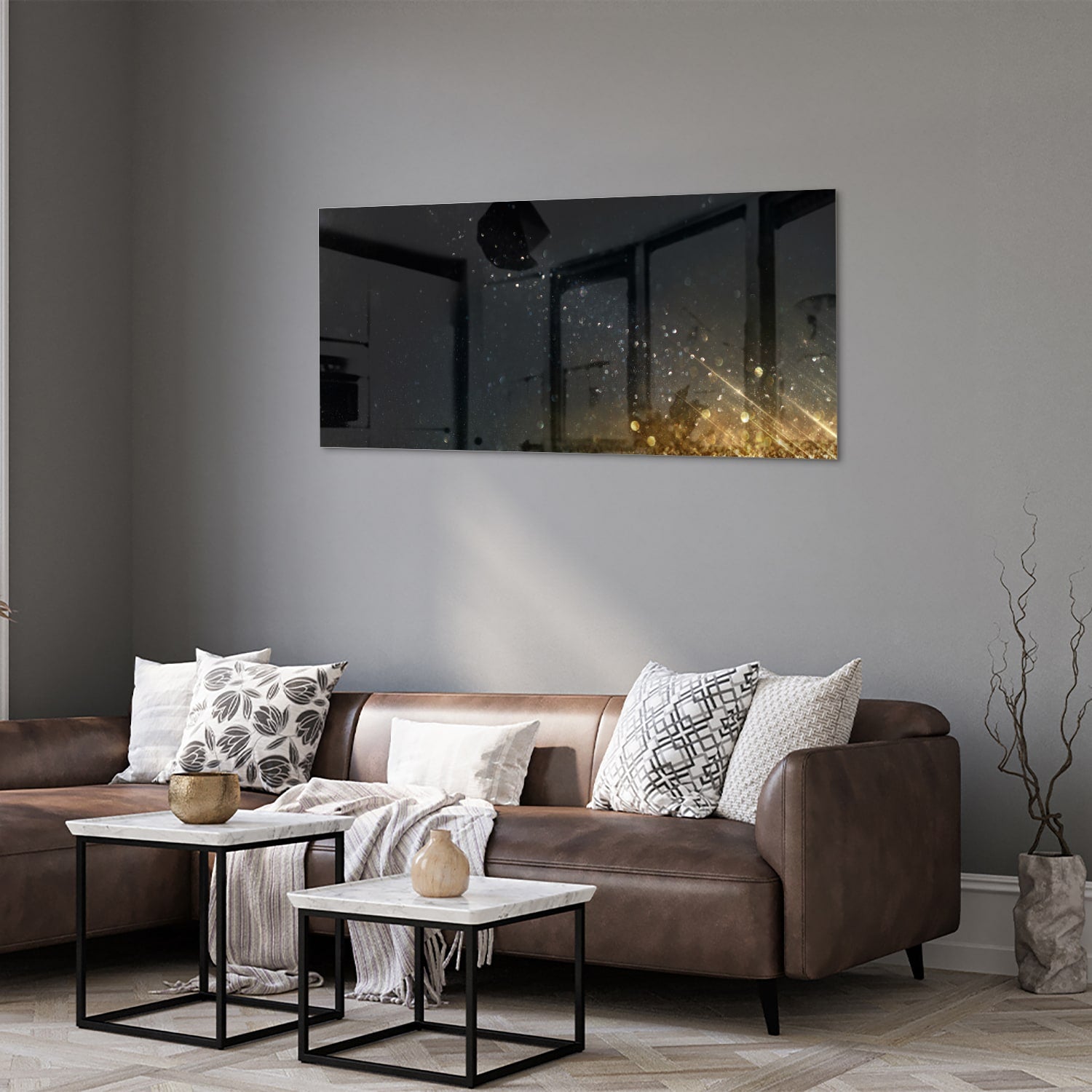 Zwart glazen schilderij met sterren en lichteffecten aan een witte muur.