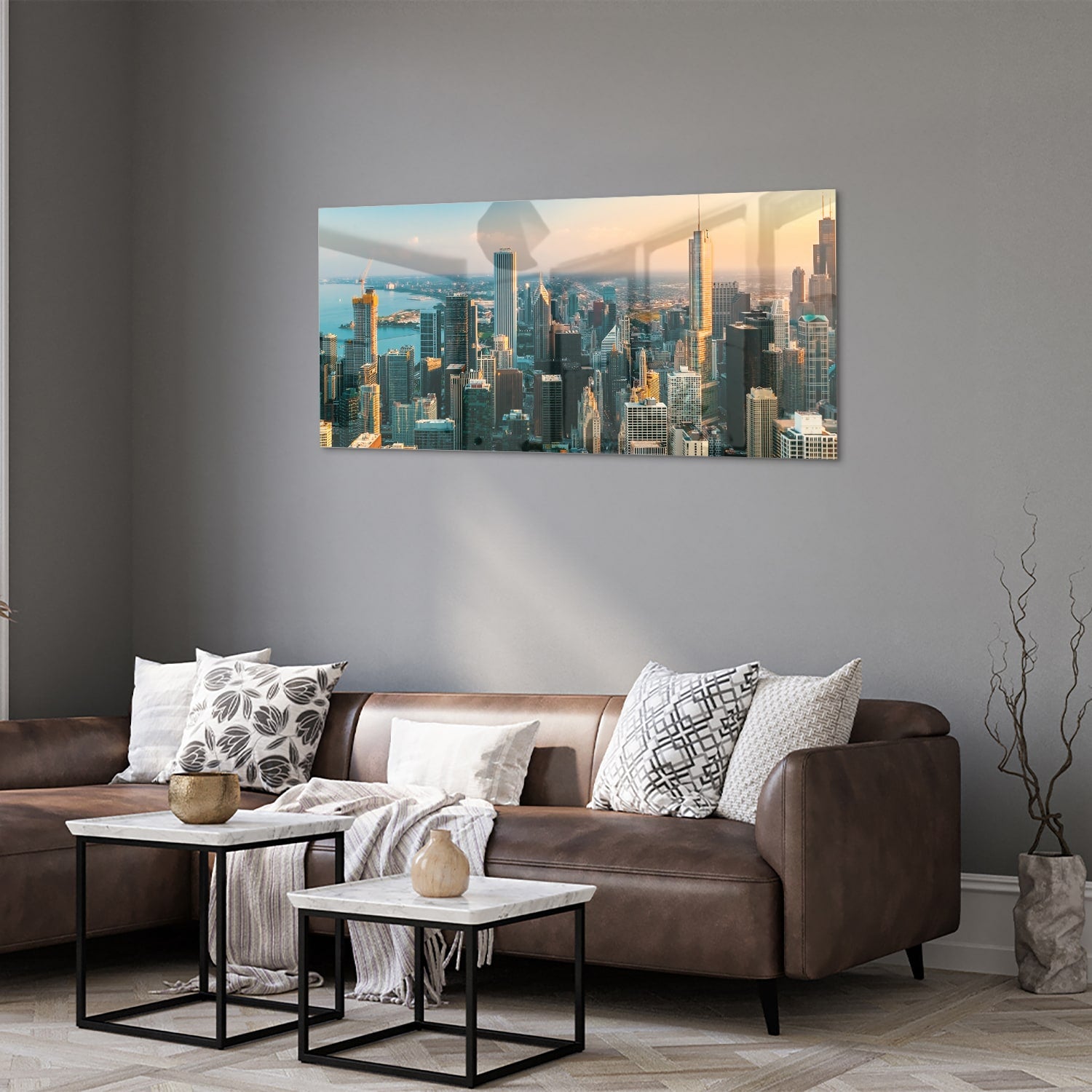 Glazen schilderij met uitzicht op een stad skyline onder een zonsondergang
