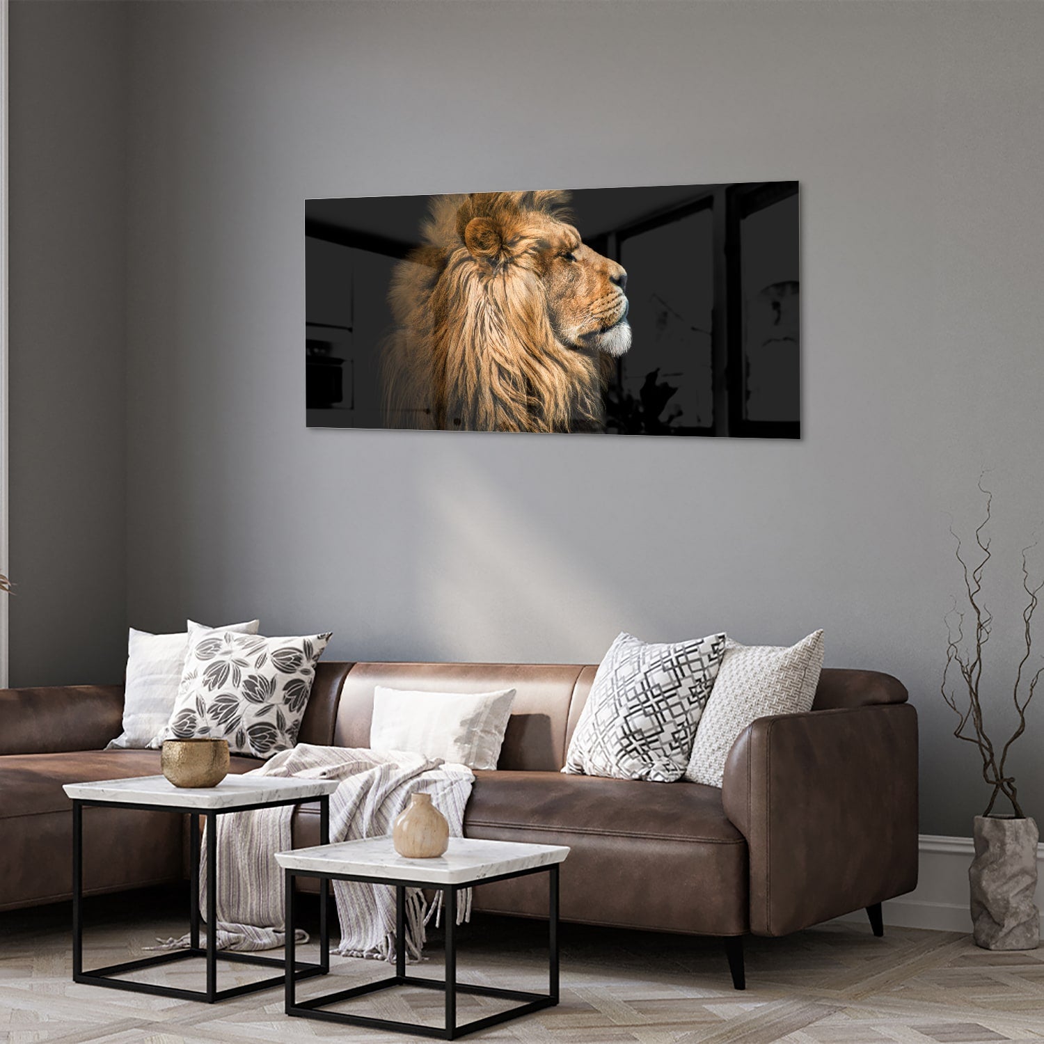 Glazen schilderij van een leeuw met rijke, gouden manen tegen een zwarte achtergrond.