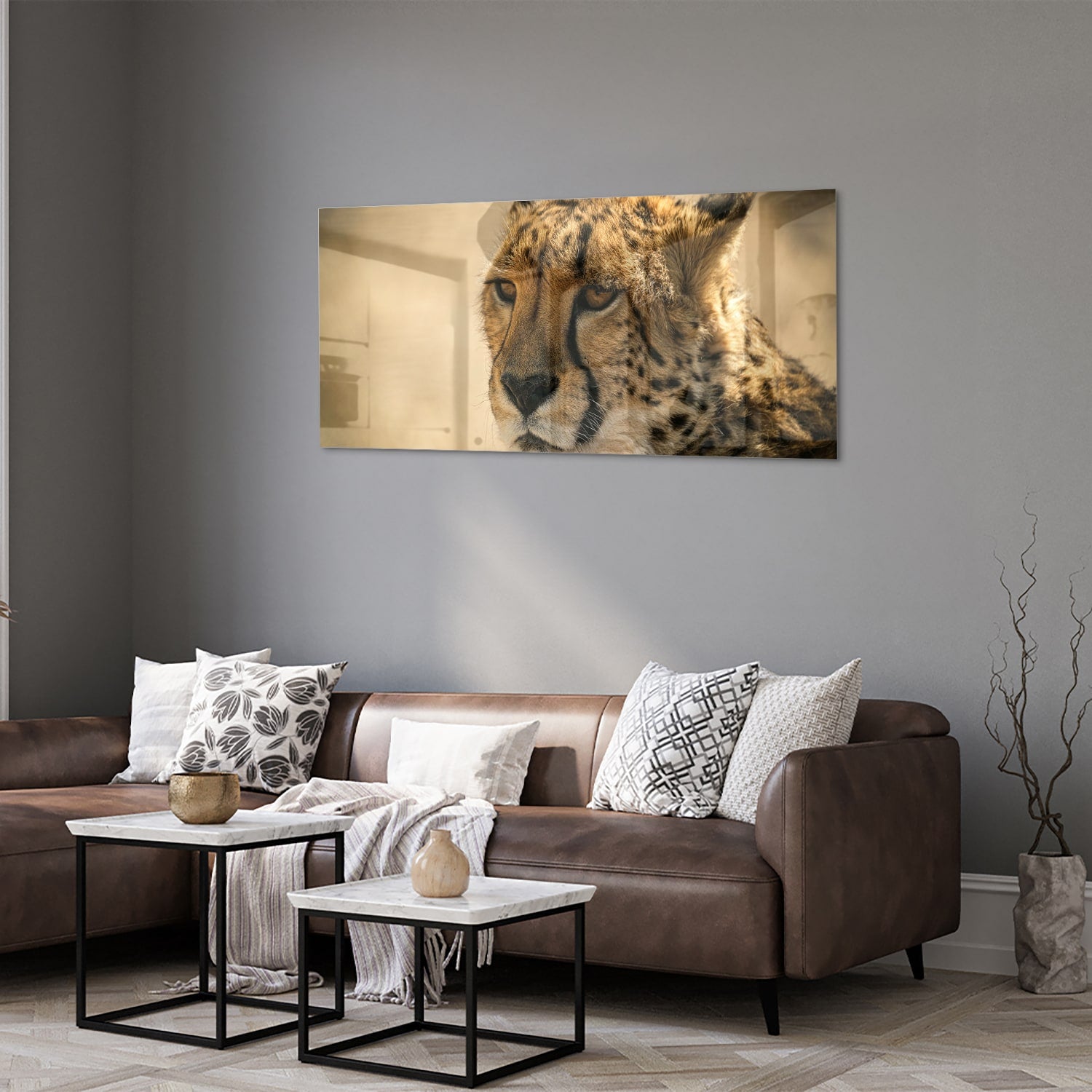 Glazen schilderij van een luipaard hangt aan de muur in een stijlvolle woonkamer.