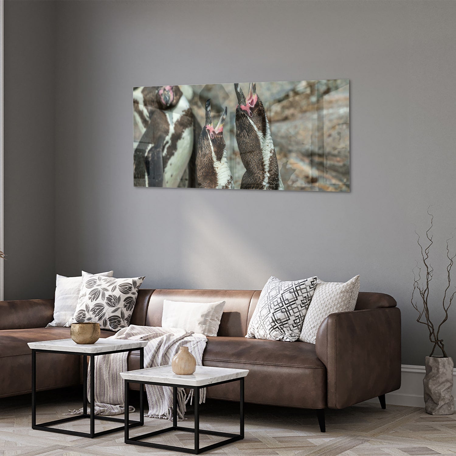 Glas schilderij met vrolijke pinguns op een muur in een modern interieur.