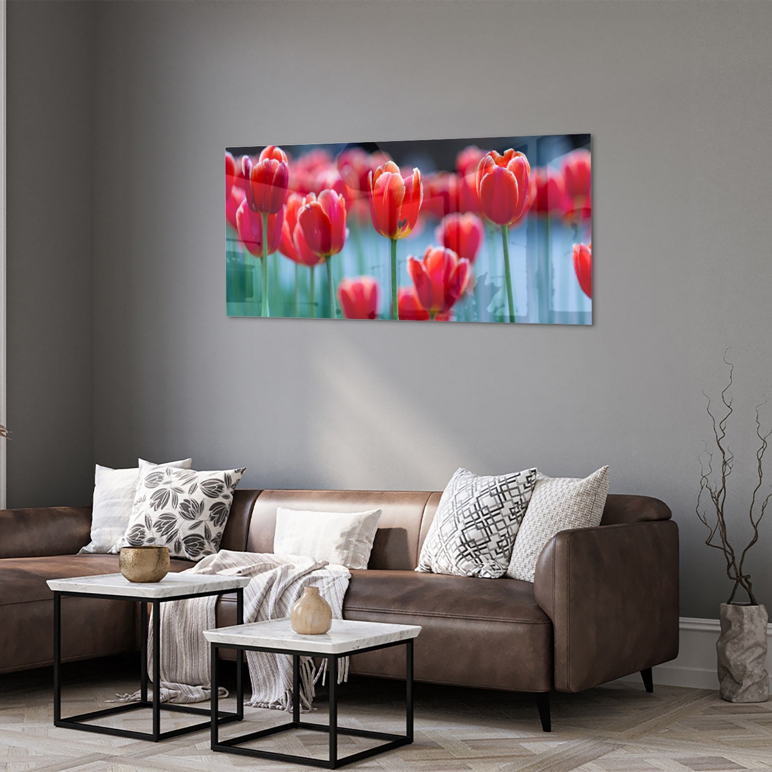 Glazen schilderij met rode tulpen op een witte muur
