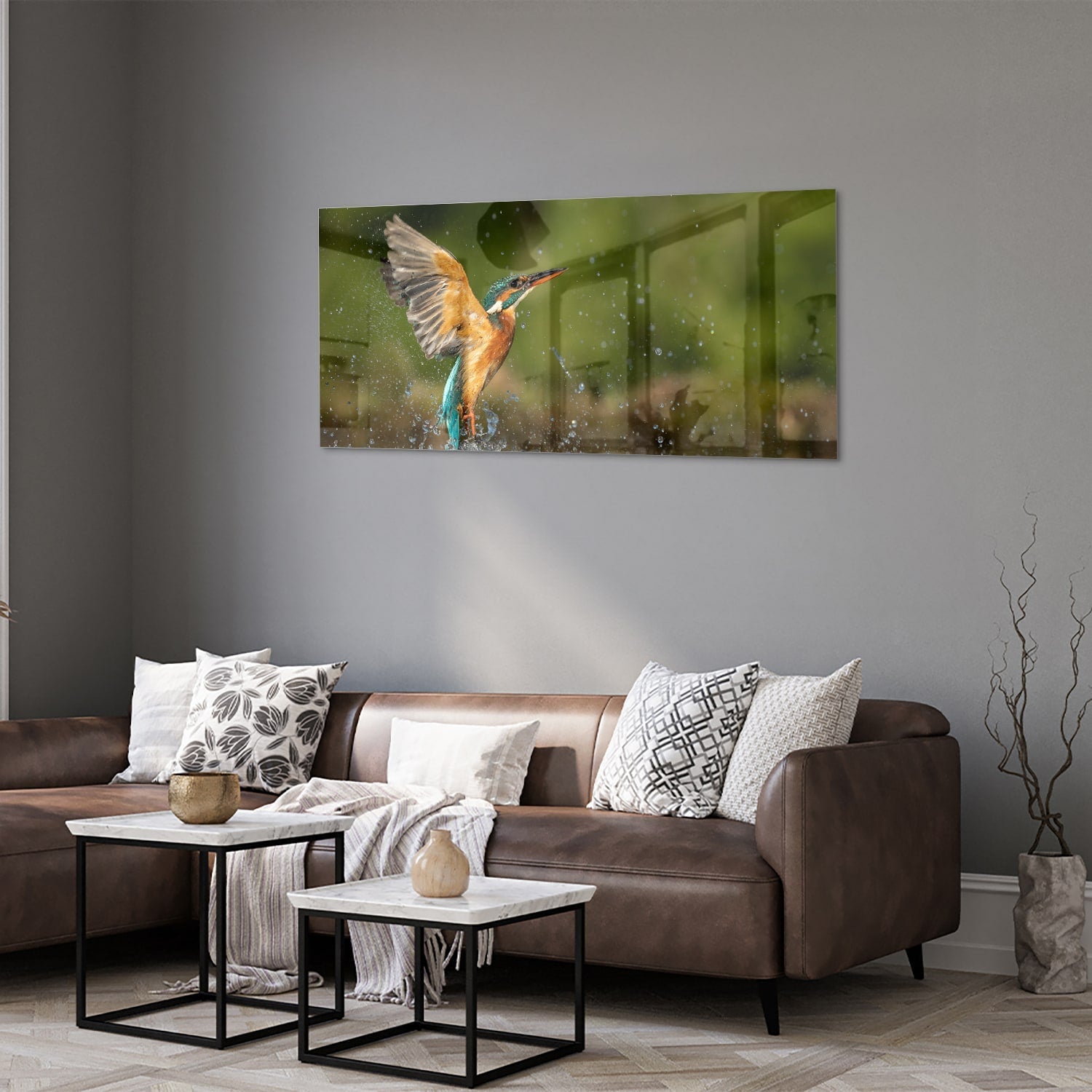 Glazen schilderij van een ijsvogel die in het water duikt