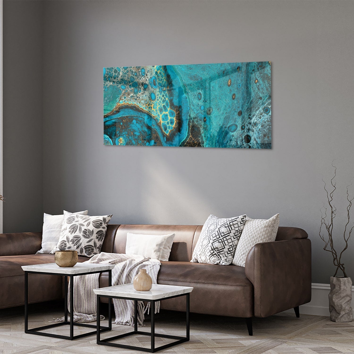 Glazen schilderij in turkoois met gouden accenten aan de muur boven een houten meubel.