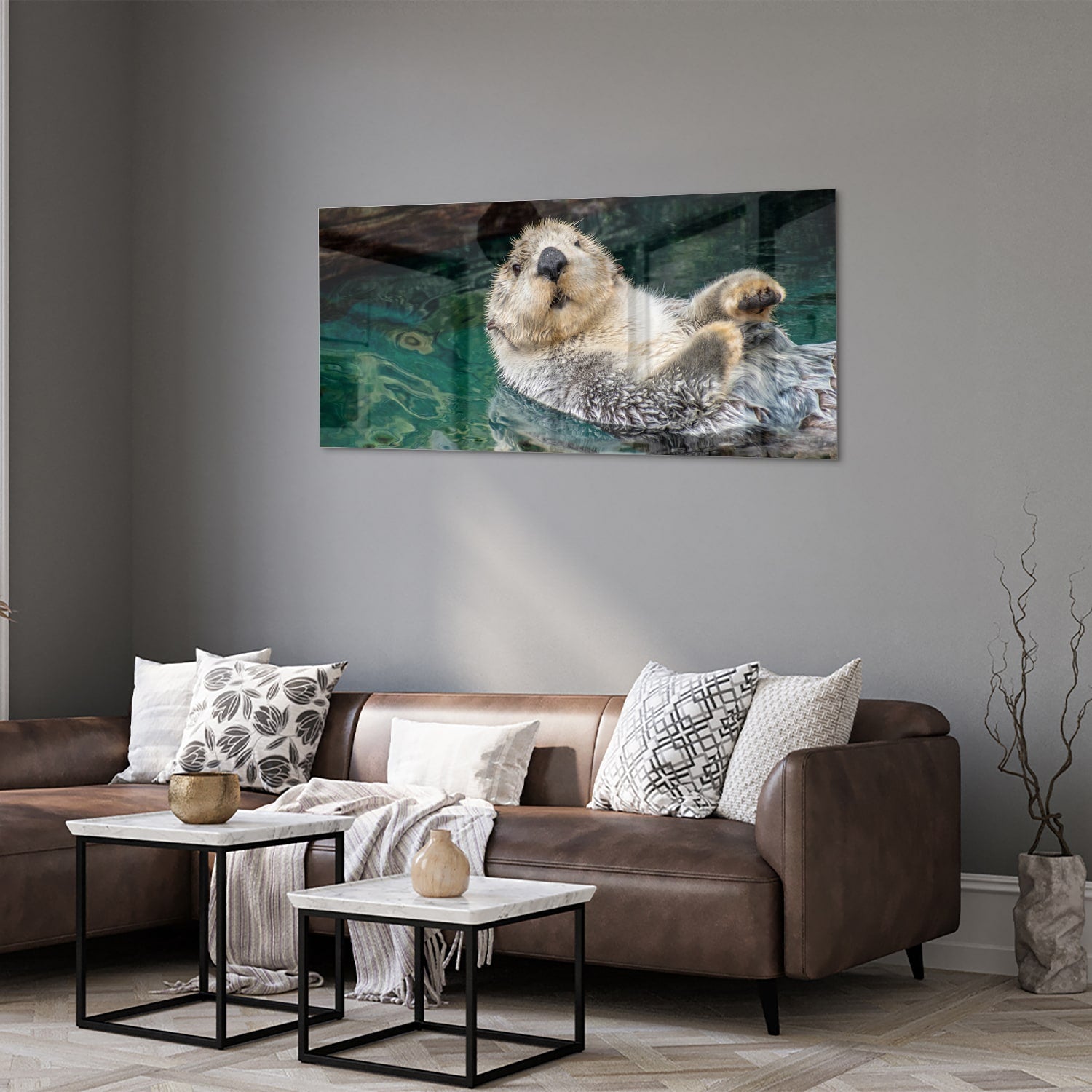 Glazen schilderij van een zeeotter die in water drijft.