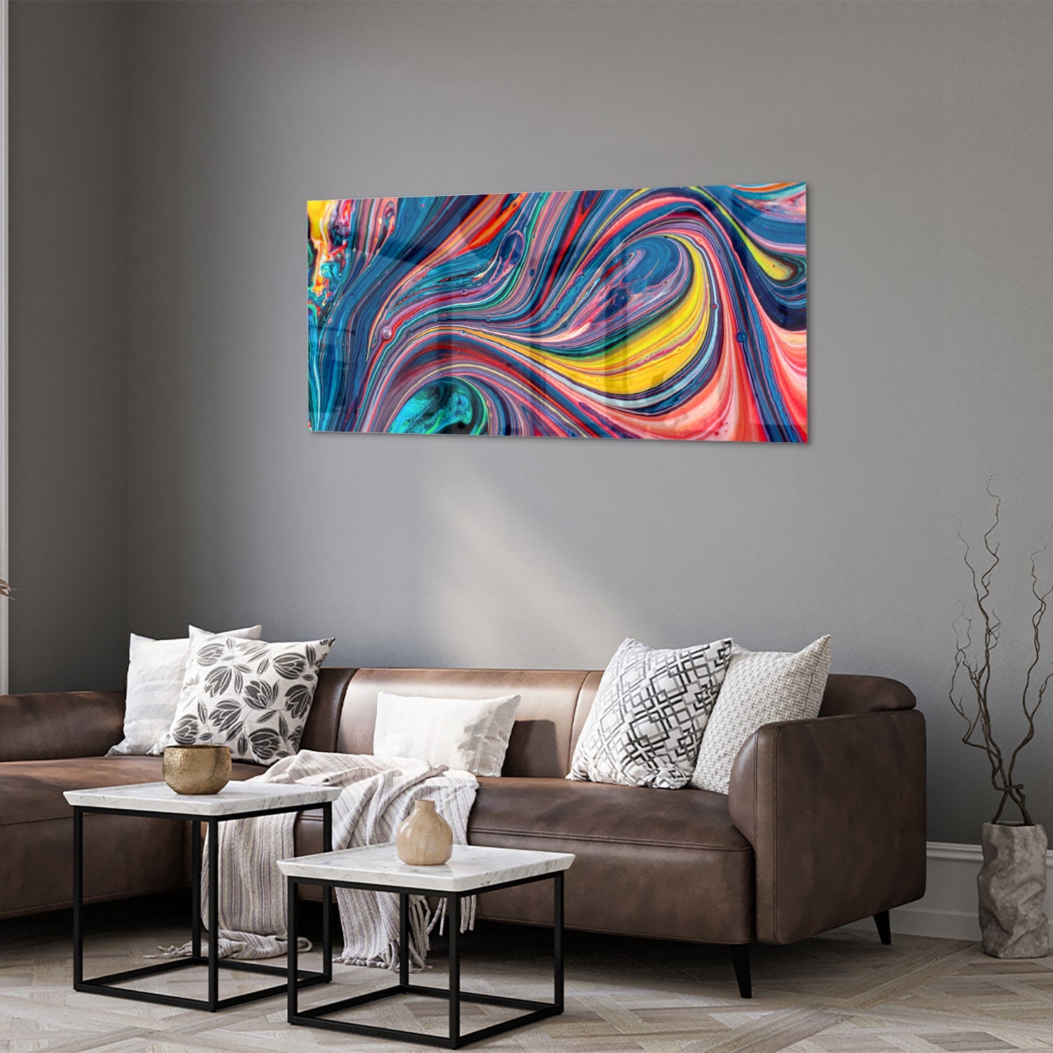 Kleurrijk abstract glazen schilderij aan de muur in een modern interieur.