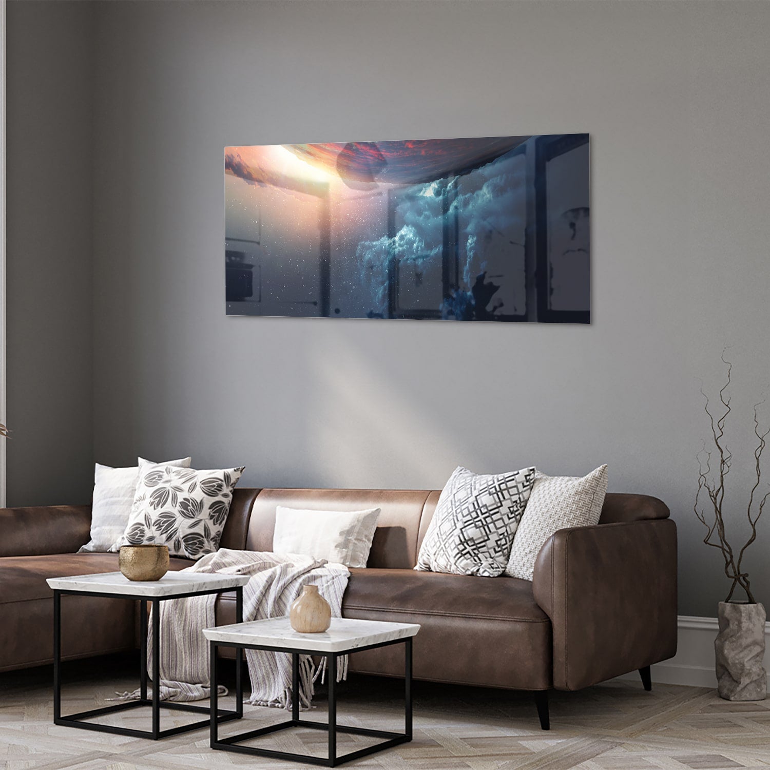 Glazen schilderij met een kosmisch uitzicht en kleurrijke lucht in woonkamer.