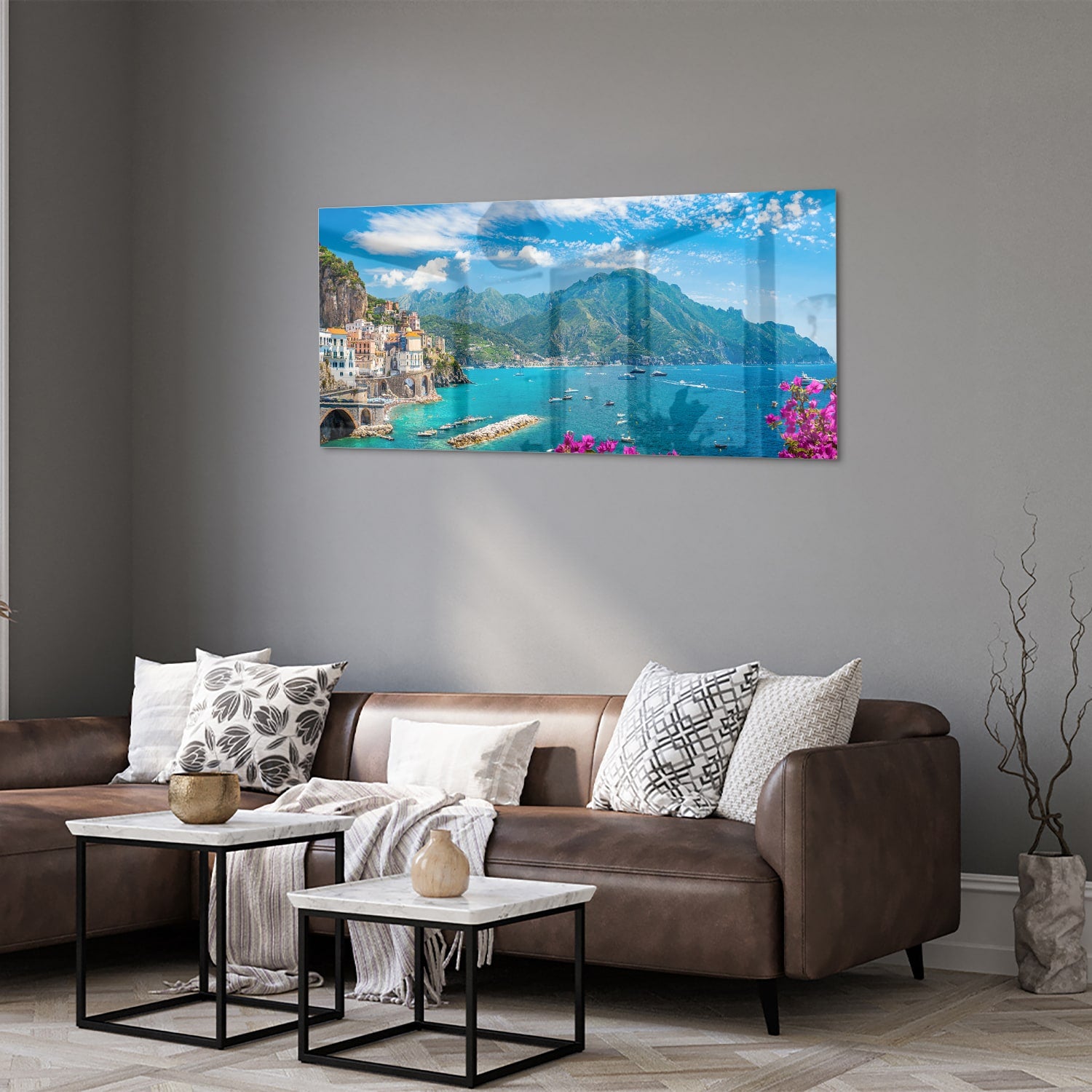 Glazen schilderij van een kustlandschap met blauwe zee en groene bergen.