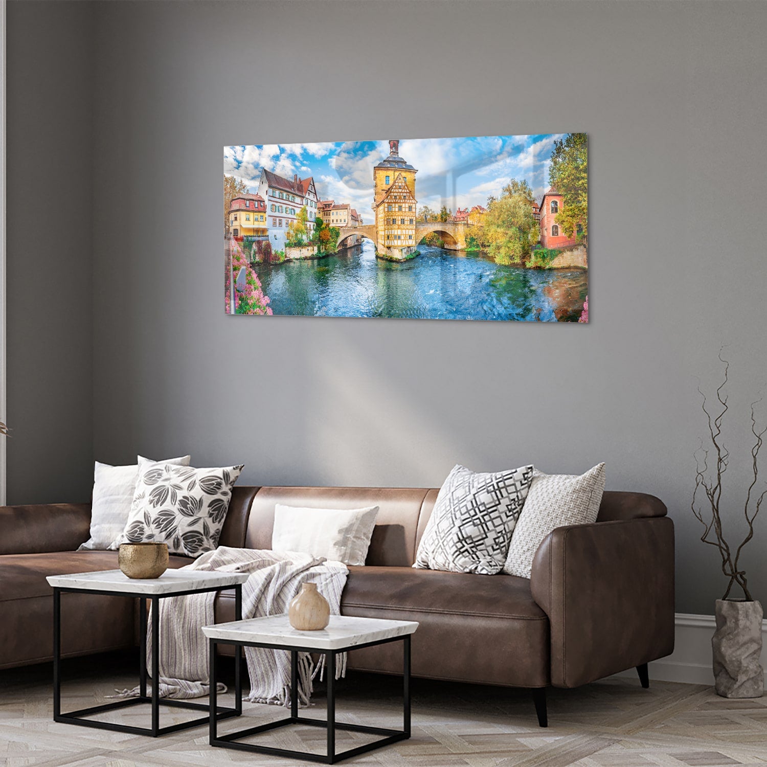 Glazen schilderij van een schilderachtig stadje aan het water met kleurrijke gebouwen en een helderblauwe lucht.