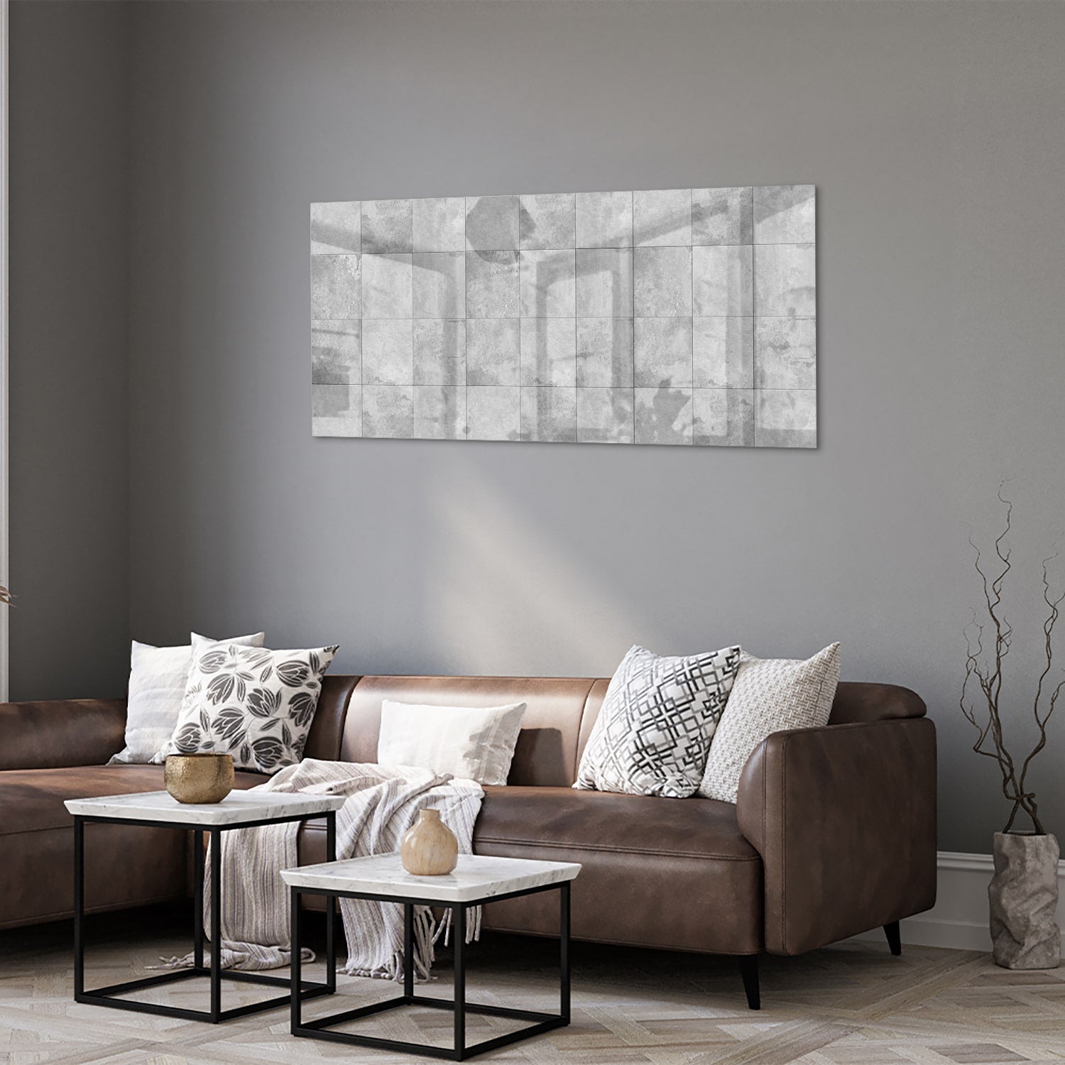 Abstract glazen schilderij in grijstinten aan de muur boven een houten dressoir.