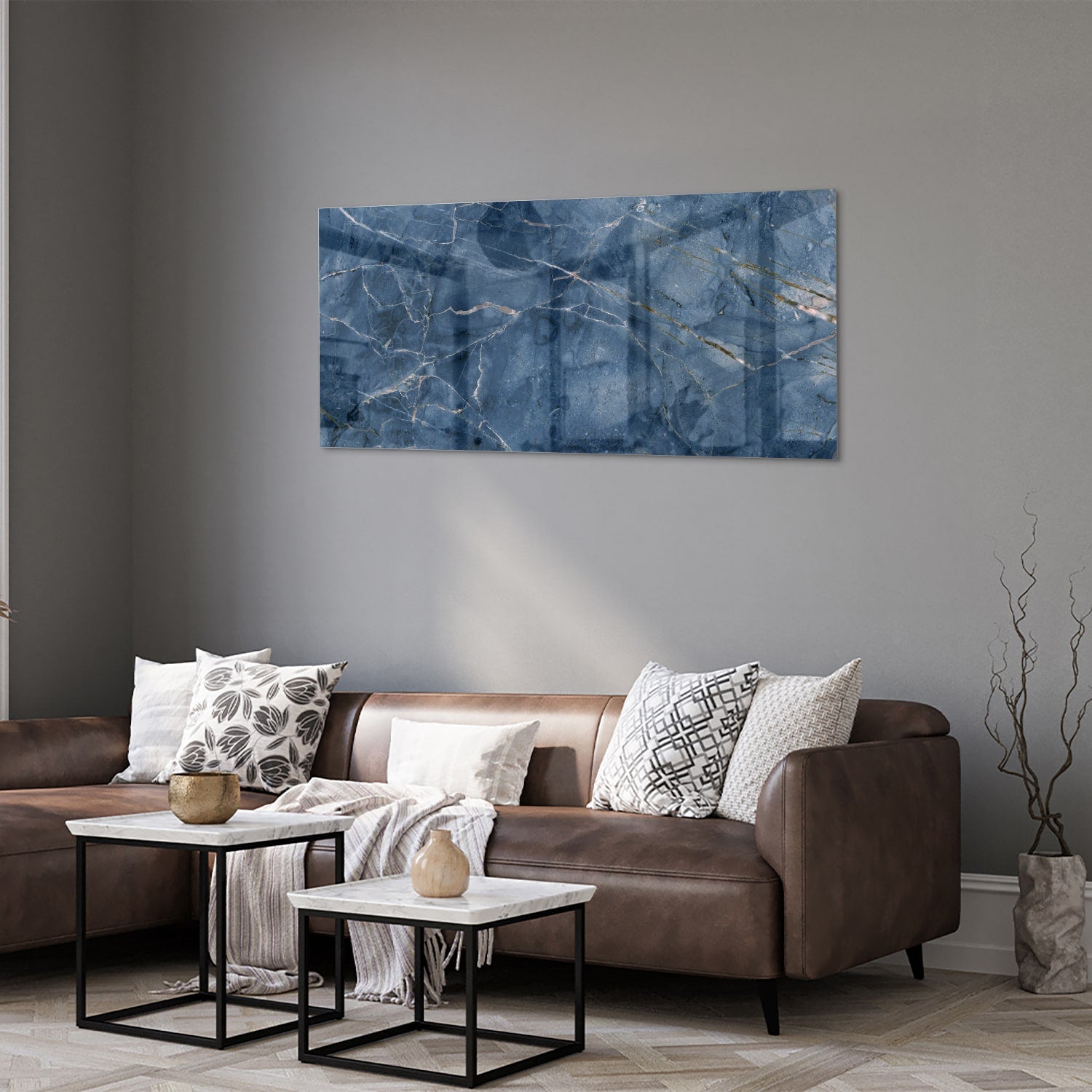 Diepblauw glazen schilderij met marmerstructuur aan de muur