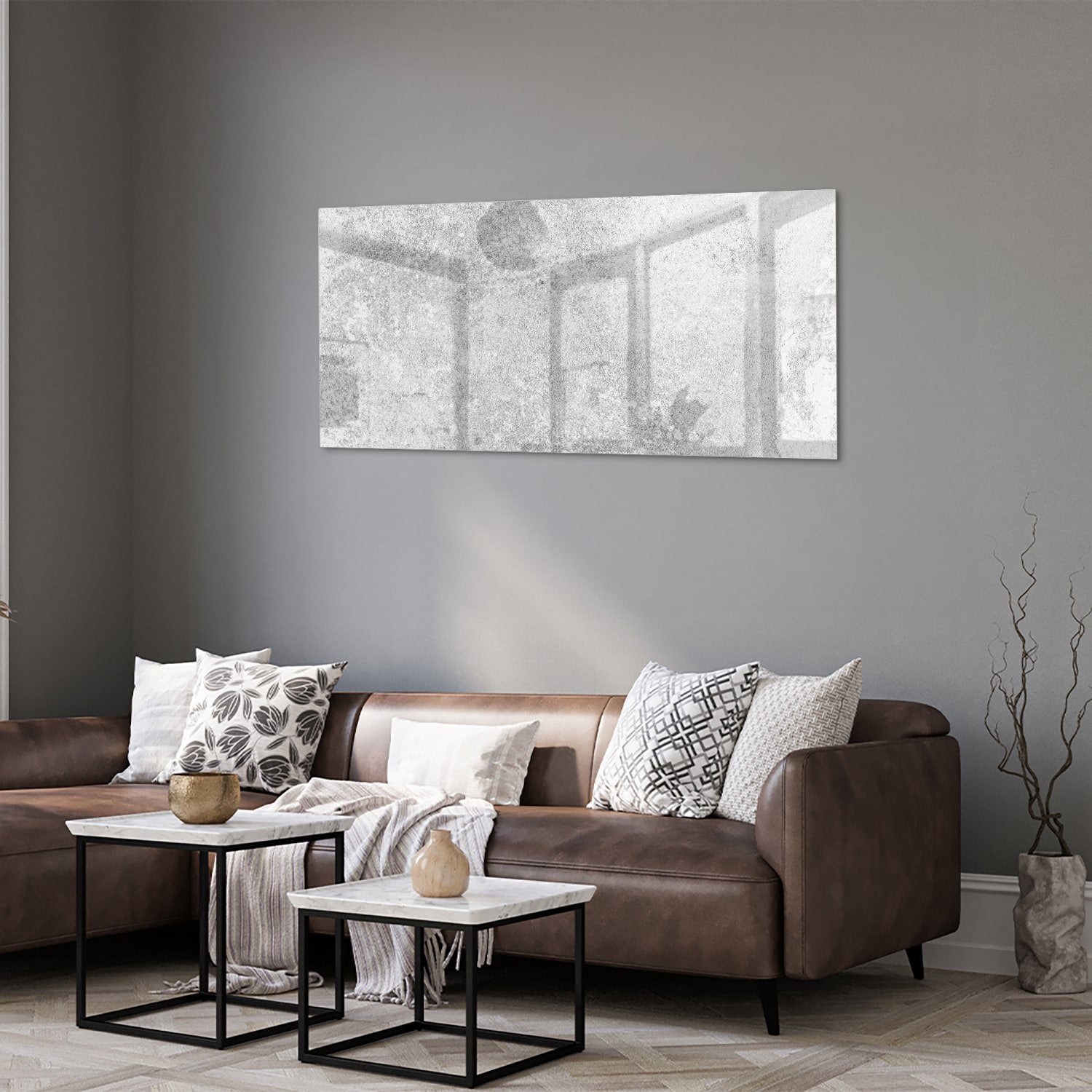 Abstract glazen schilderij met een subtiele textuur aan de muur in een moderne woonkamer.