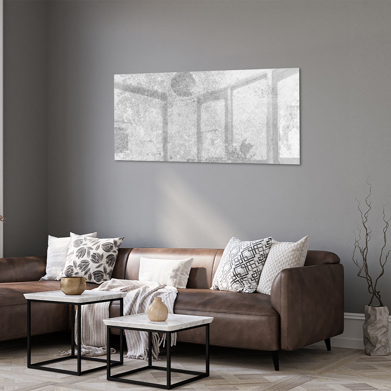Abstract glazen schilderij met een subtiele textuur aan de muur in een moderne woonkamer.