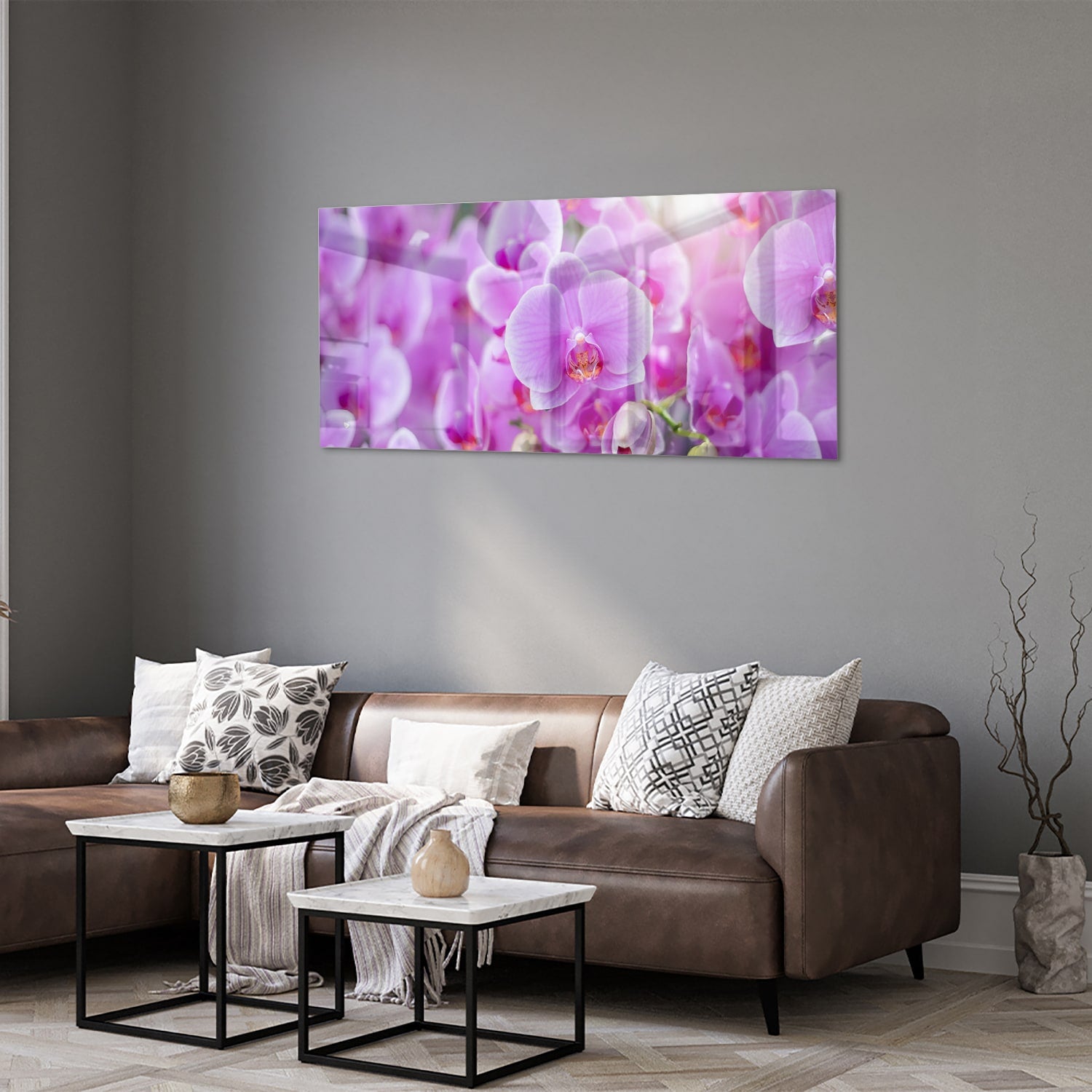 Glazen schilderij met een close-up van paarse orchideen in een mooi interieur