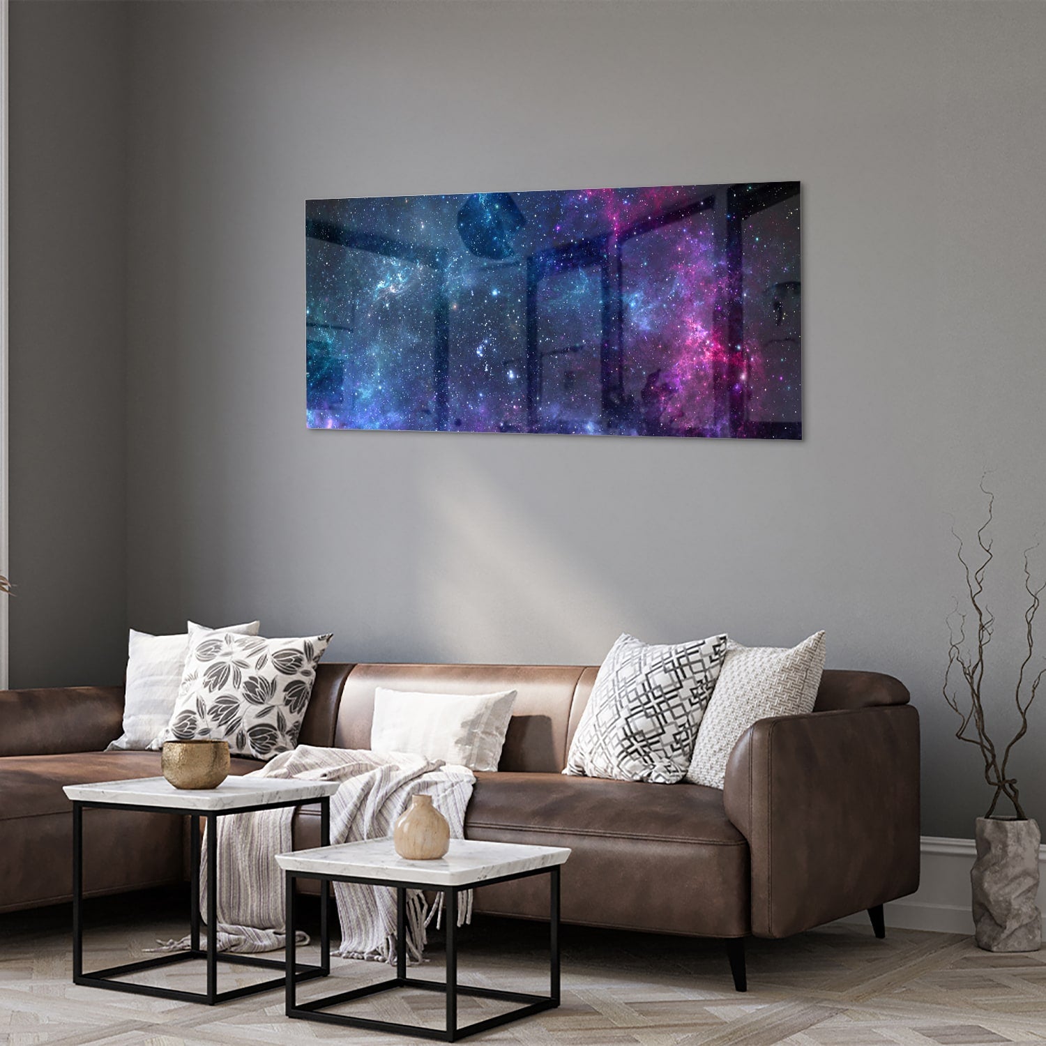 Glazen schilderij van het universum met kleurrijke sterren en nevels.
