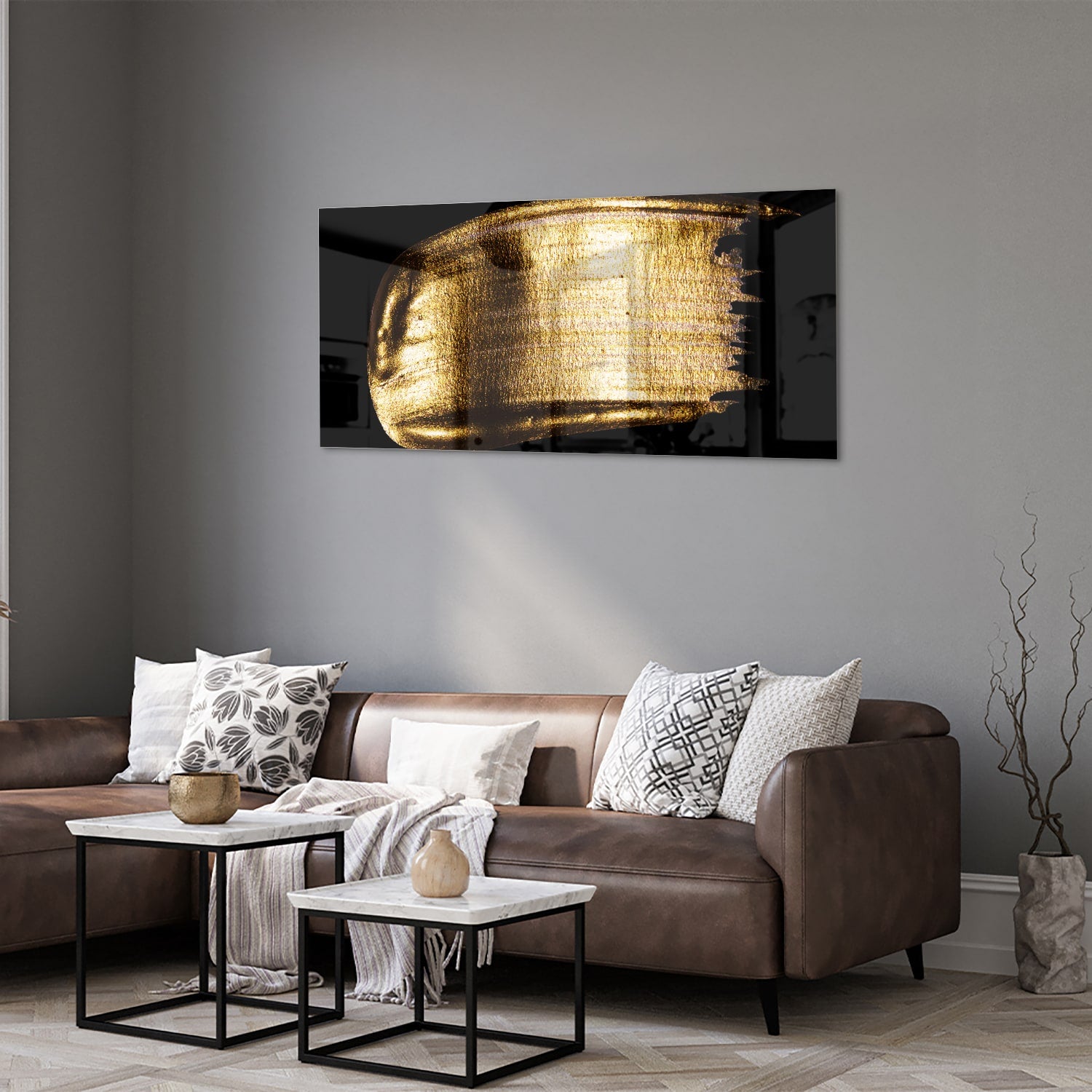 Abstract glazen schilderij met gouden penseelstreek op een zwarte achtergrond.