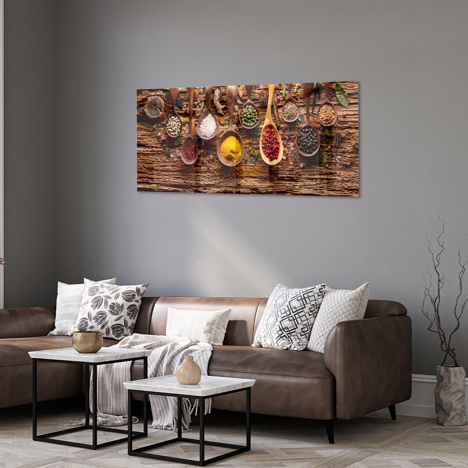 Glazen schilderij met kleurrijke specerijen en houten lepels op een rustieke achtergrond.