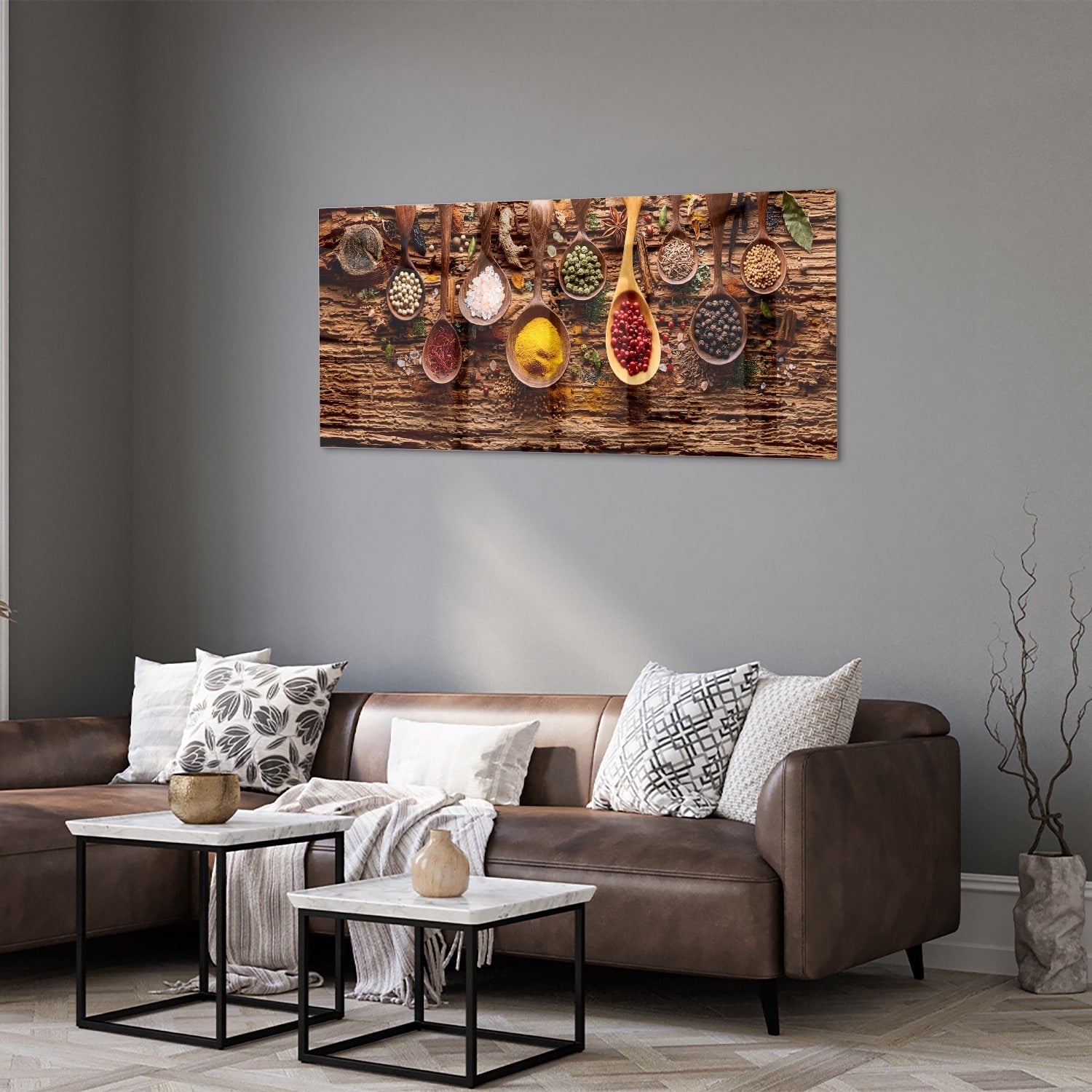 Glazen schilderij met kleurrijke specerijen en houten lepels op een rustieke achtergrond.