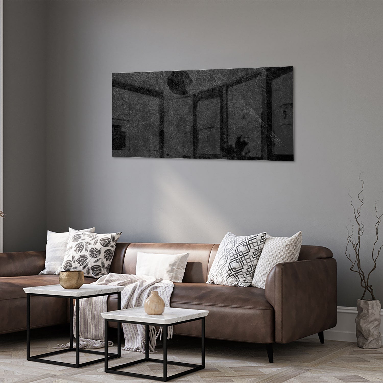 Abstract glazen schilderij in zwart en grijs aan de muur boven een houten kast.
