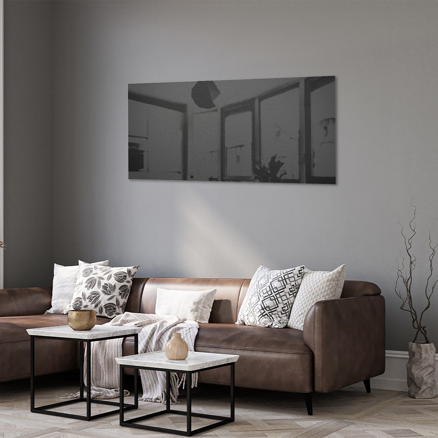 Zwart-wit glazen schilderij aan de muur boven een houten kast