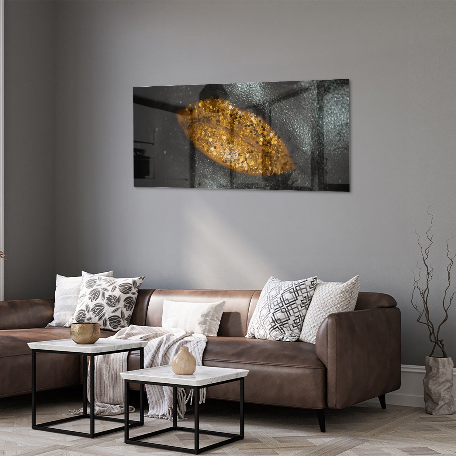 Glazen schilderij met een gouden blad op een zwarte achtergrond, perfect voor moderne interieurs.