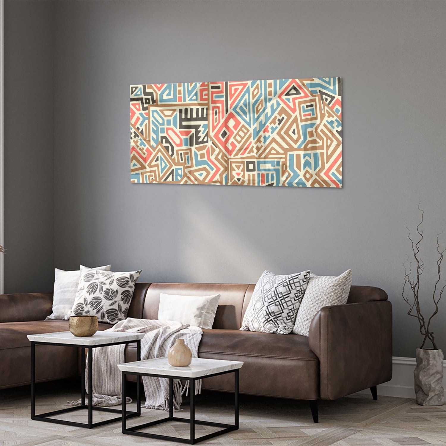 Abstract glazen schilderij met kleurrijke geometrische patronen aan de muur.