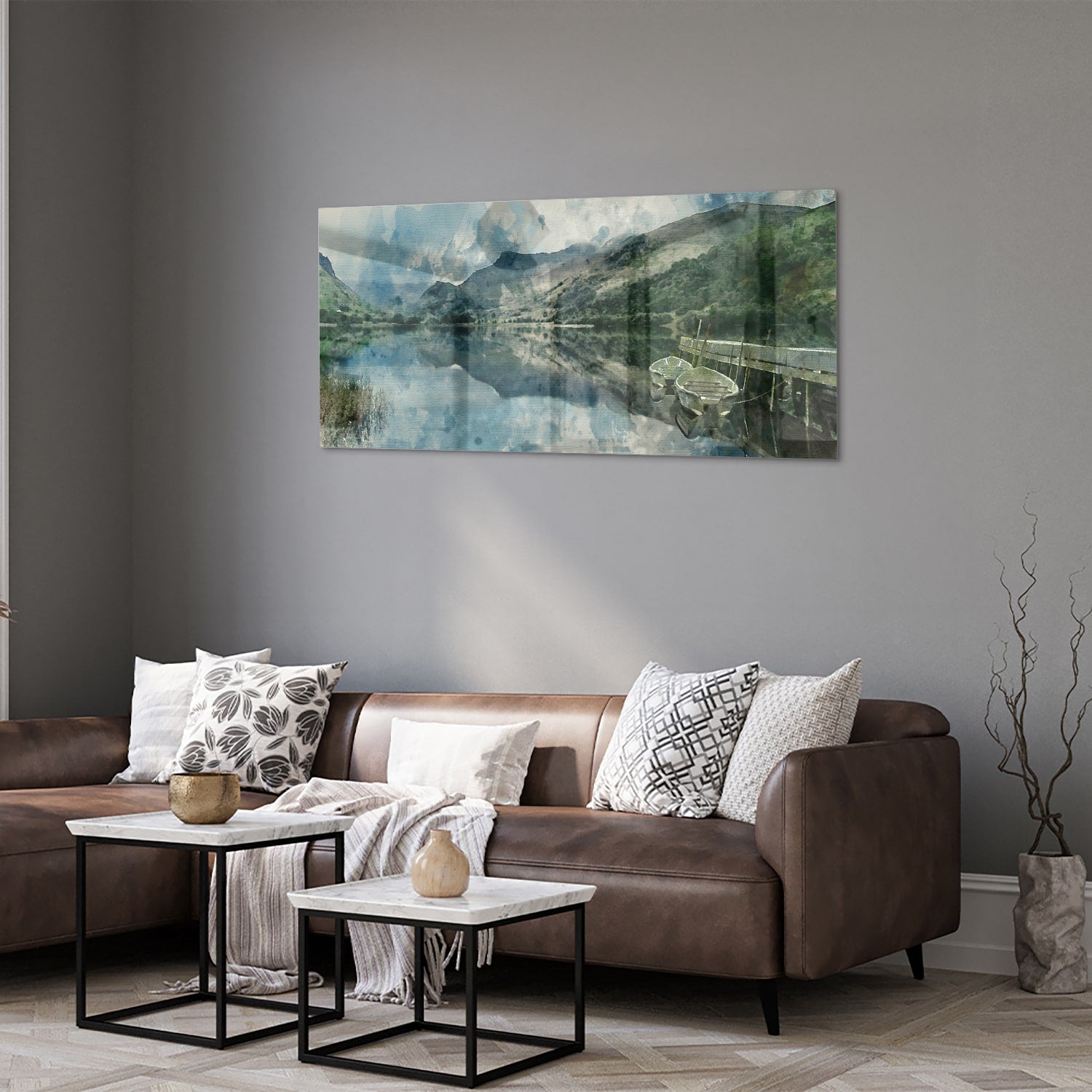 Glazen schilderij van een serene landschap met blauw meer en bergen