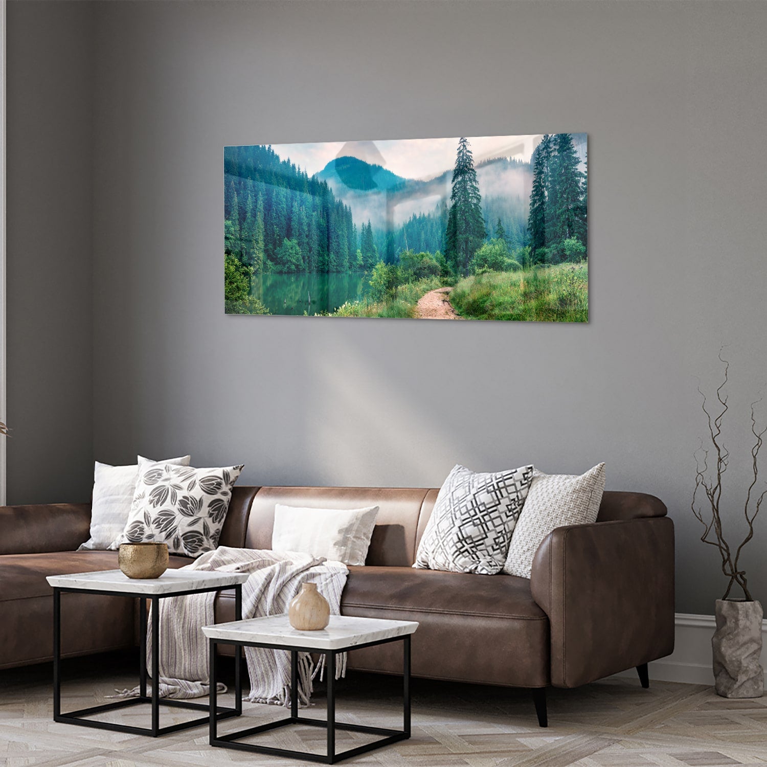 Glazen schilderij van een berglandschap met een pad en bomen