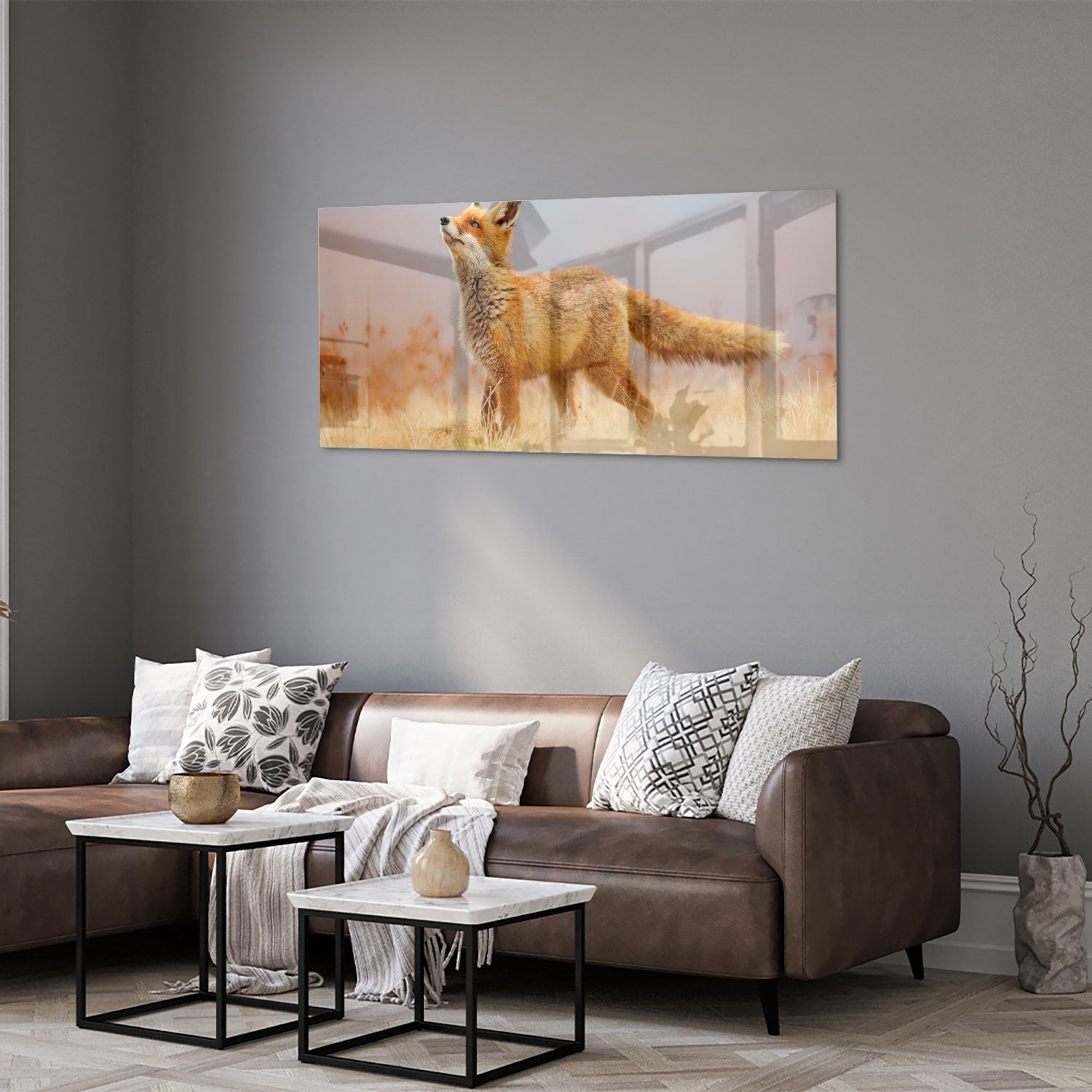 Glazen schilderij van een vos die in de natuur staat, perfect voor moderne interieurs.