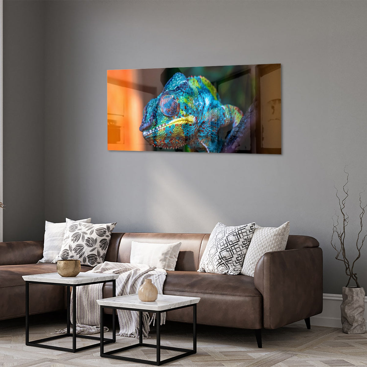 Glazen schilderij van een kleurrijk chameleon hangt aan de muur