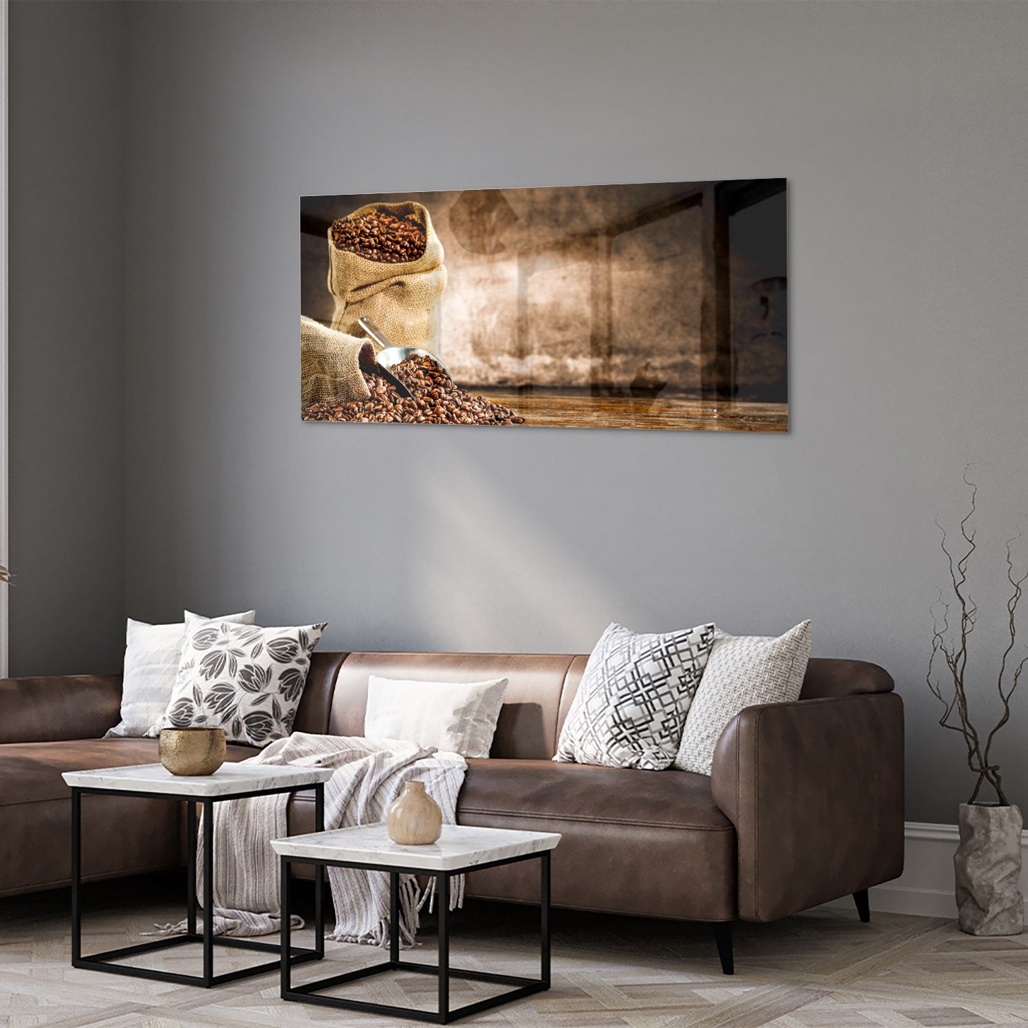 Glazen schilderij met koffiezakken en koffiebonen op een muur.
