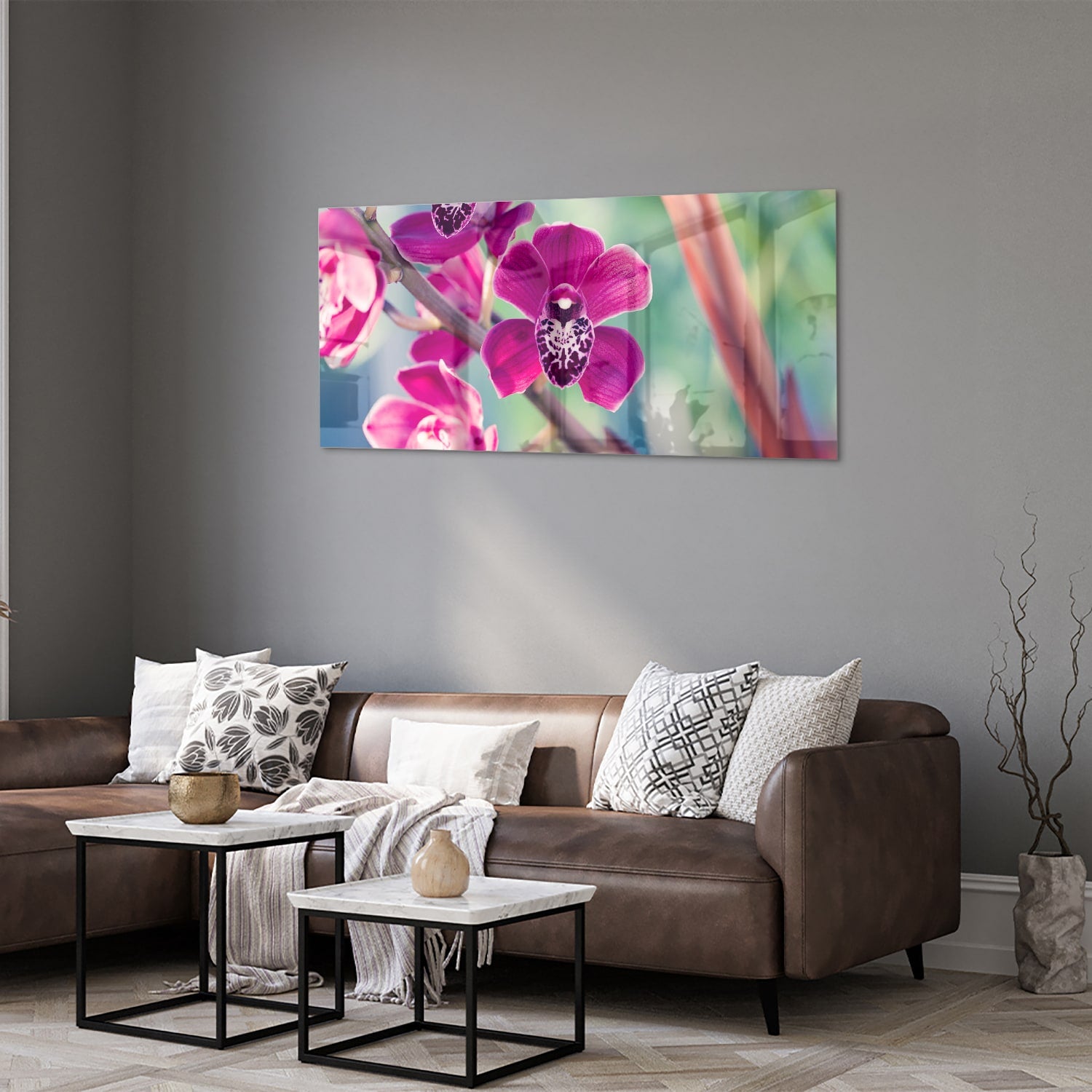Glazen schilderij van paarse orchideen aan de muur in sfeervolle woonkamer.