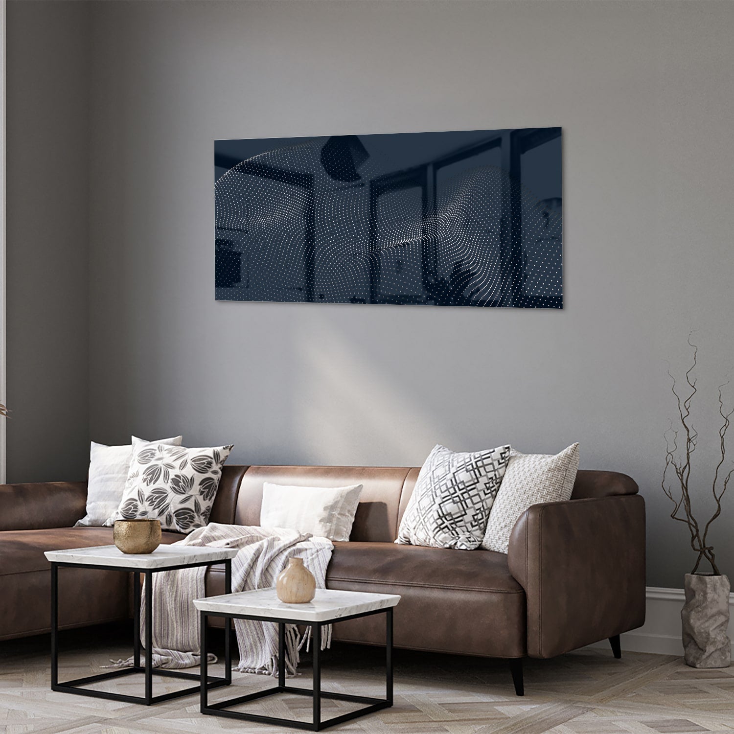 Diepblauw glazen schilderij aan de muur boven een houten kast in een woonkamer