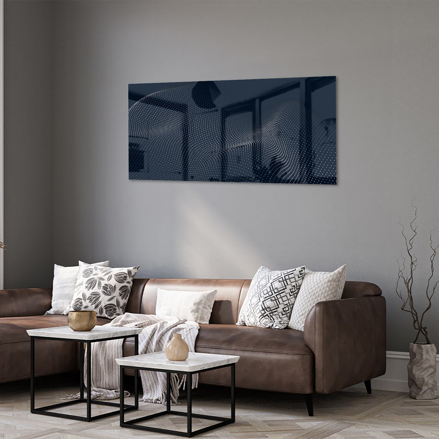Diepblauw glazen schilderij aan de muur boven een houten kast in een woonkamer